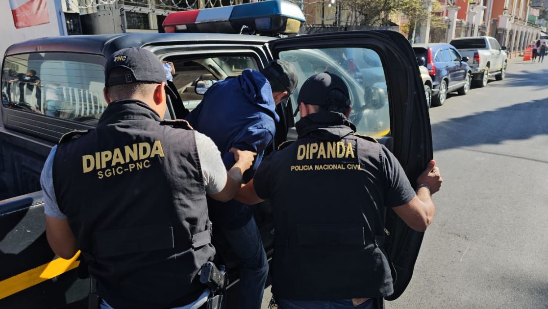 Agentes capturan a Esaú “N” señalado de varios delitos. (Foto Prensa Libre: PNC) 