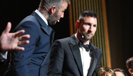 El presidente del Inter Miami CF, David Beckham, junto a su jugador, Lionel Messi, durante la entrega del último Balón de Oro en París, Francia, en noviembre 2023. (Foto Prensa Libre: @ballondor)