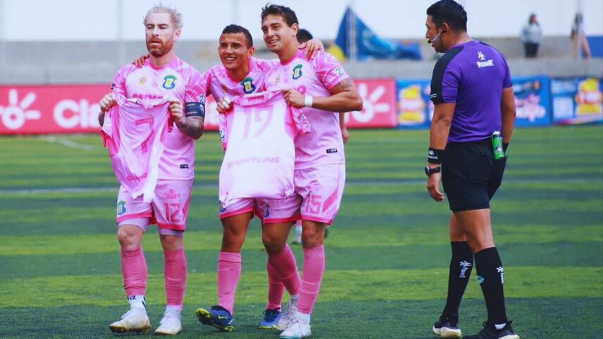 El capitán de Deportivo Mixco, Jean Márquez, festeja junto a sus compañeros el segundo gol a Antigua en el estadio Santo Domingo, mostrando la playera de sus compañeros lesionados. (Foto Prensa Libre: @DeportivoMixcoOficial)