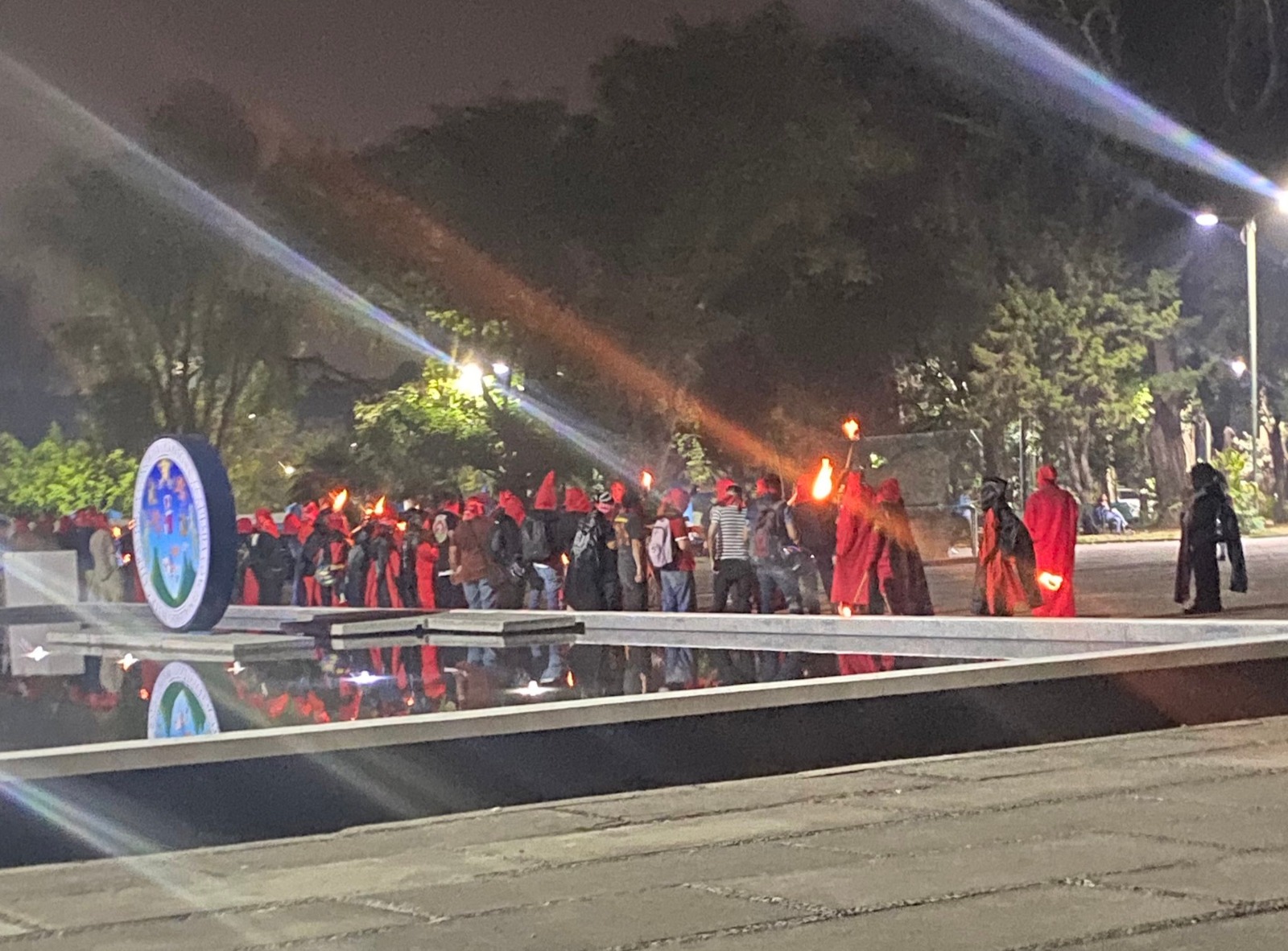 Encapuchados causaron disturbios el pasado 26 de enero en el edificio S-2 de la Facultad de Ciencias Jurídicas y Sociales de la Usac en la capital de Guatemala. (Foto Prensa Libre: Hemeroteca PL).