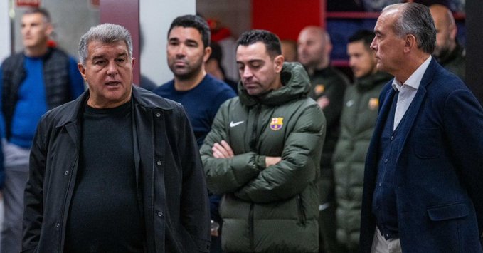 El presidente del Barcelona, Joan Laporta, delante del entrenador, Xavi Hernández y el Director Deportivo, Deco. (Foto Prensa Libre: @FCBarcelona_es)