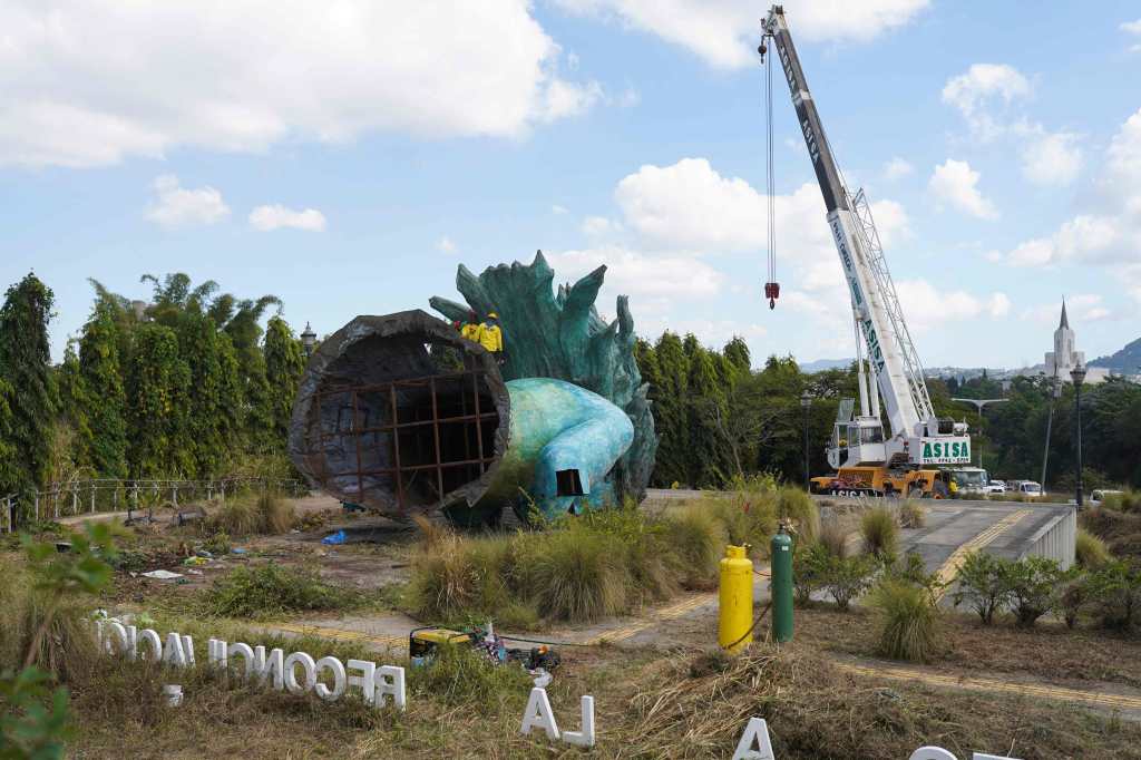 Gobierno de El Salvador derriba monumento