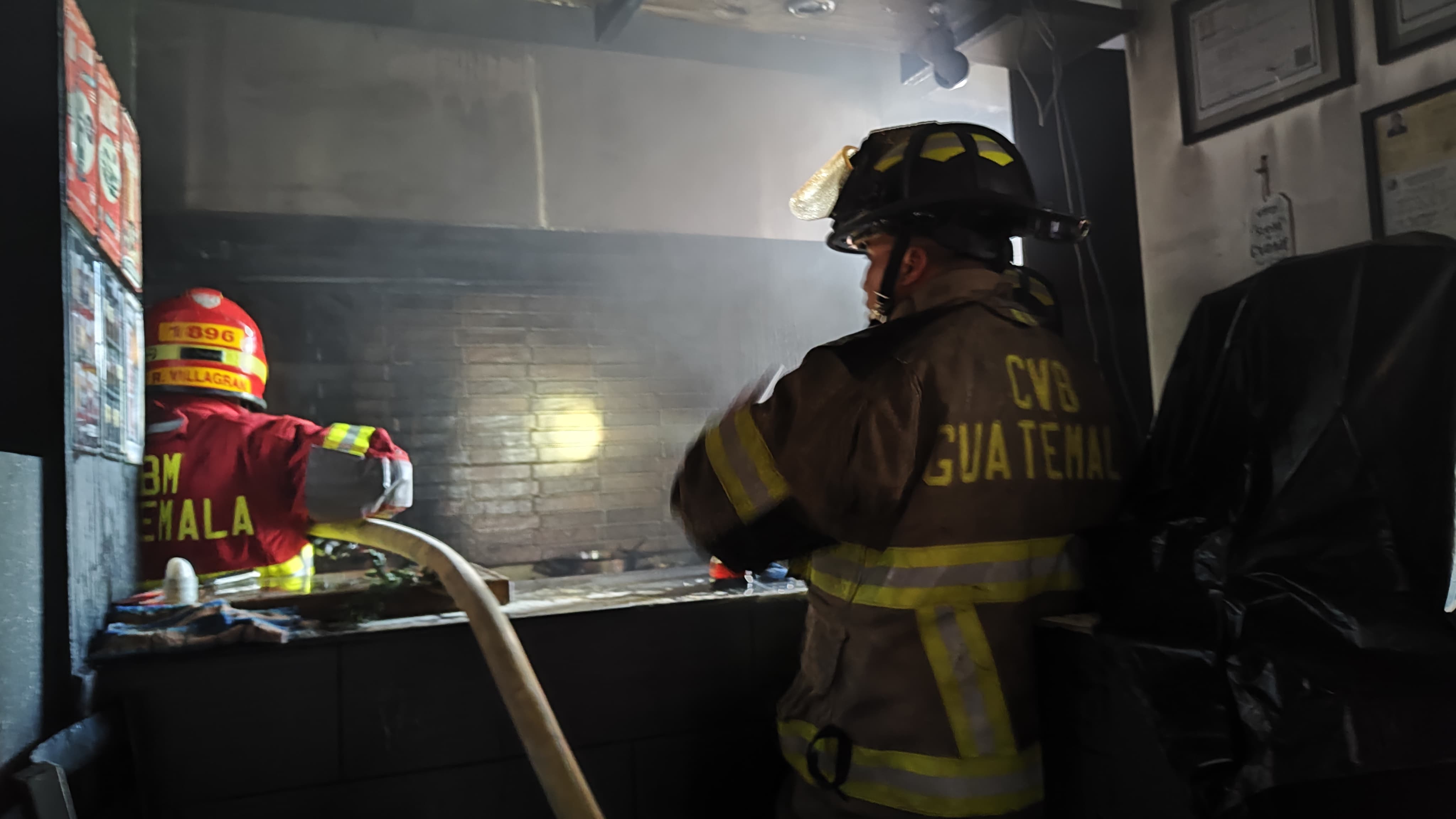 Bomberos Voluntarios y Municipales controlaron el incendio y no se reportaron heridos. (Foto Prensa Libre: Bomberos Voluntarios)