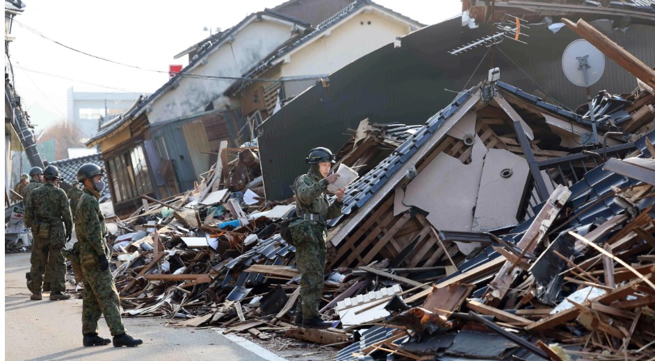 La búsqueda de cuerpos continúa en Japón. (Foto Prensa Libre: EFE)