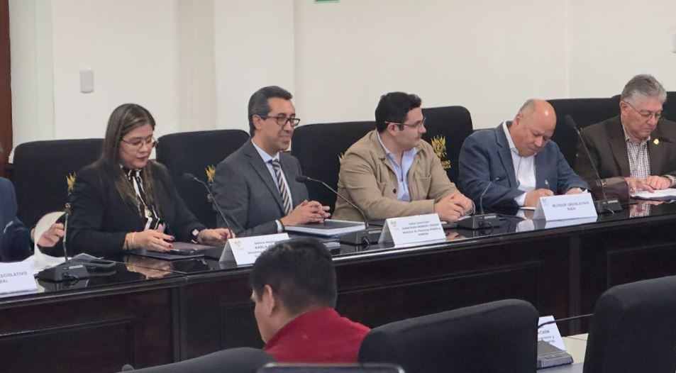 Jonathan Menkos en reunión con Instancia de Jefes de Bloque  por tema a las reformas a la Ley de Clases Pasivas Civiles del Estado. (Foto Prensa Libre: Henry Montenegro) 