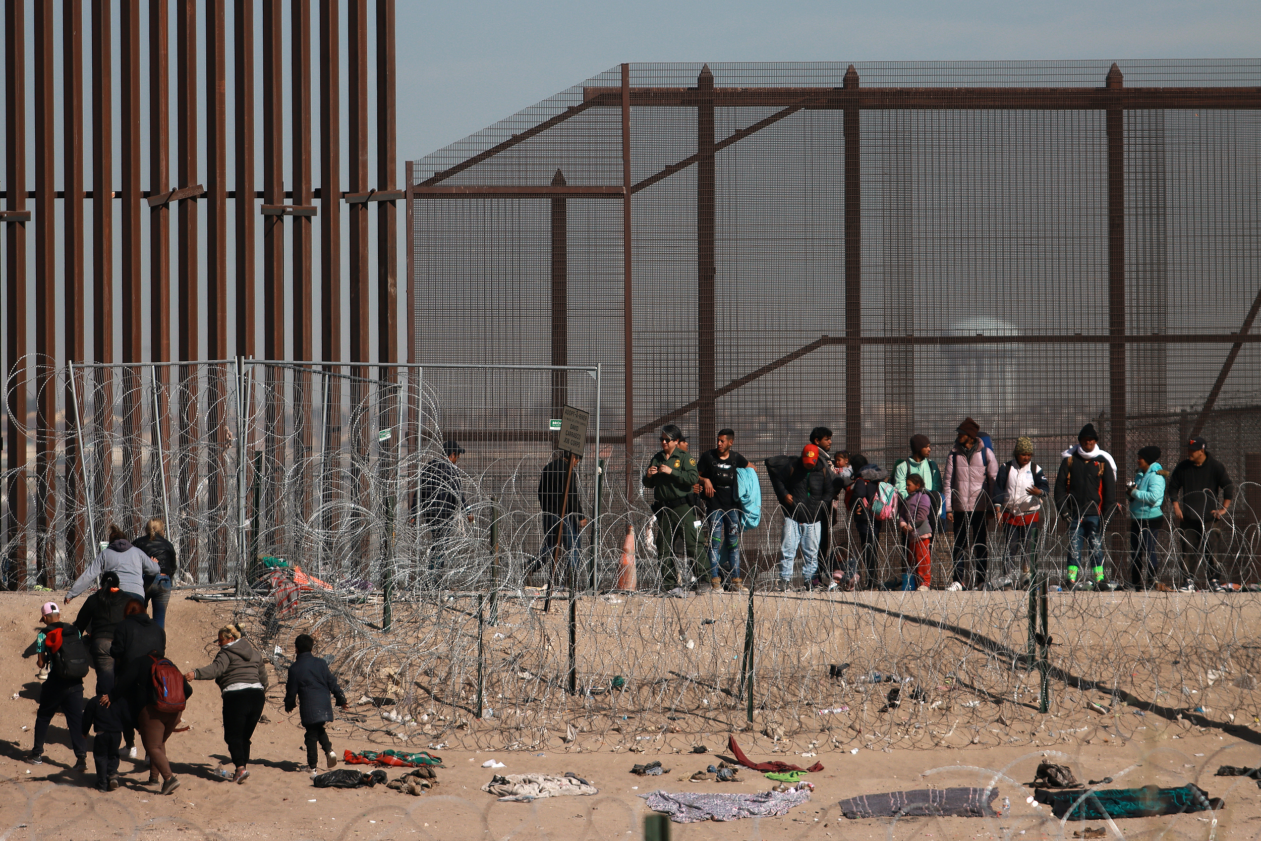 La migración irregular desde países de Latinoamérica a Estados Unidos no se ha detenido a pesar de las políticas implementadas. (Foto Prensa Libre: EFE/ Luis Torres)