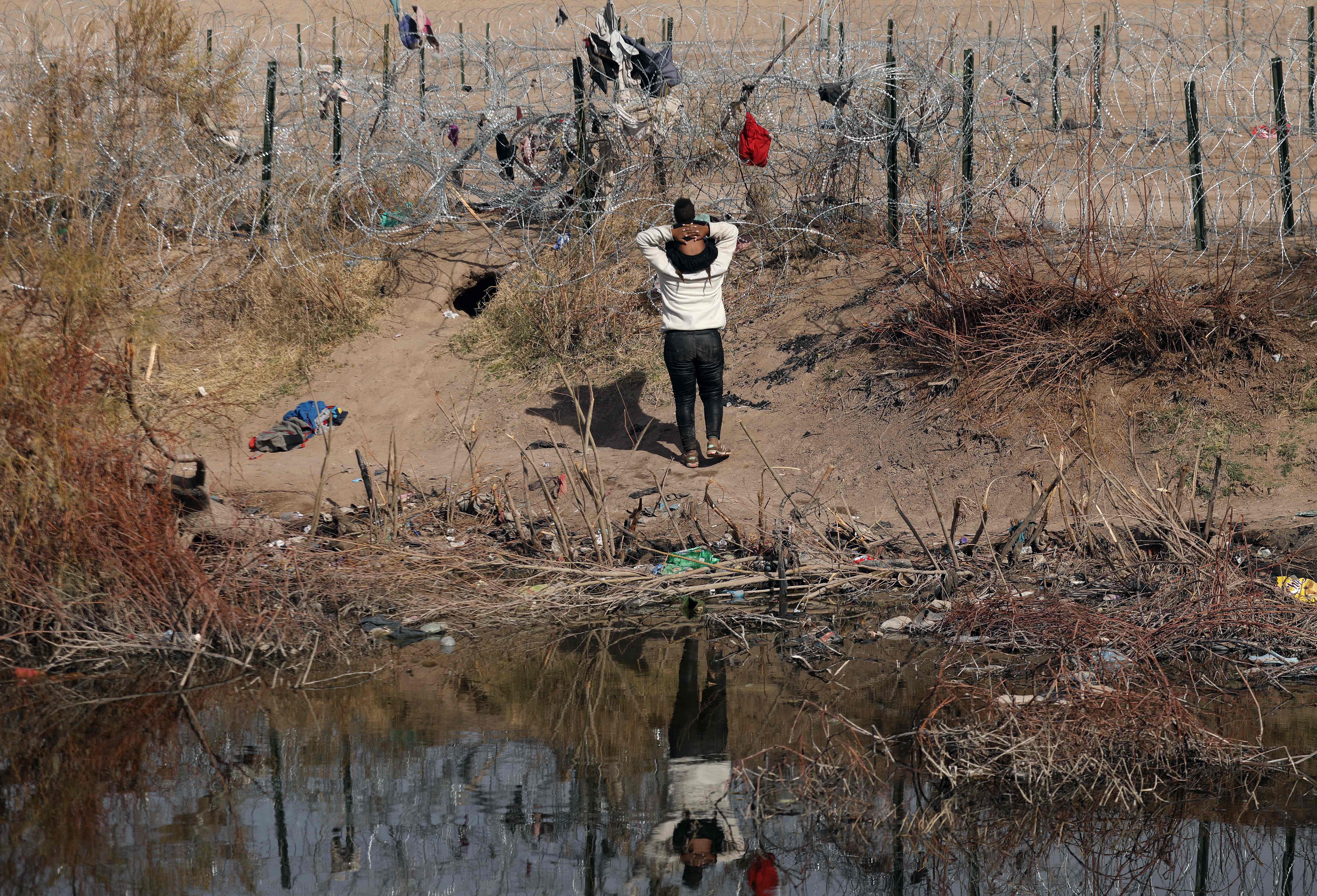  A pesar de los peligros en los pasos fronterizos, los traficantes de migrantes intentan cruzar a decenas de personas hacia EE. UU., por lo que algunos coyotes han sido detenidos y condenados a prisión. (Foto Prensa Libre: AFP) 