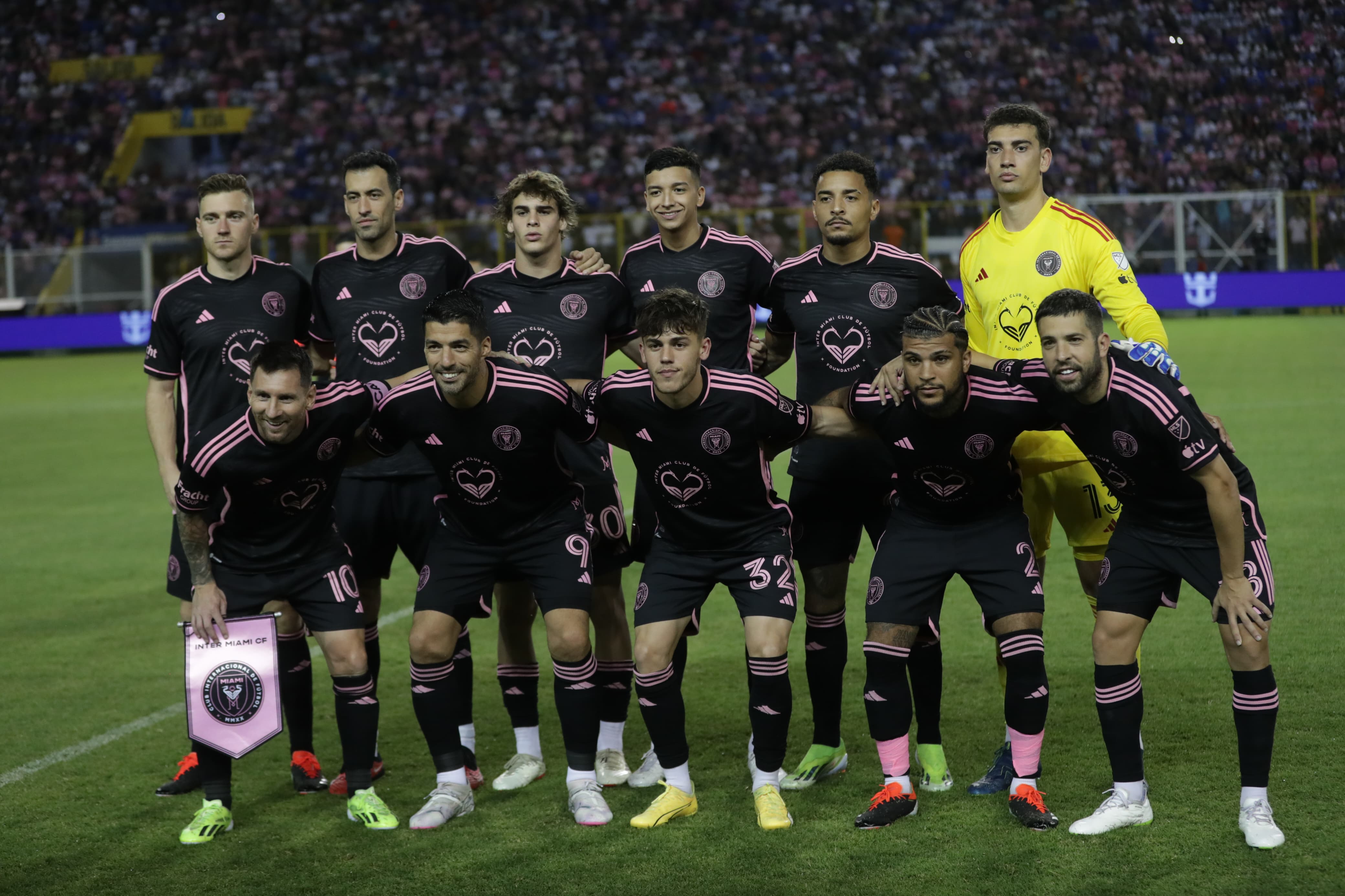 Messi y Luis Suárez vivieron una alegre noche en El Salvador.