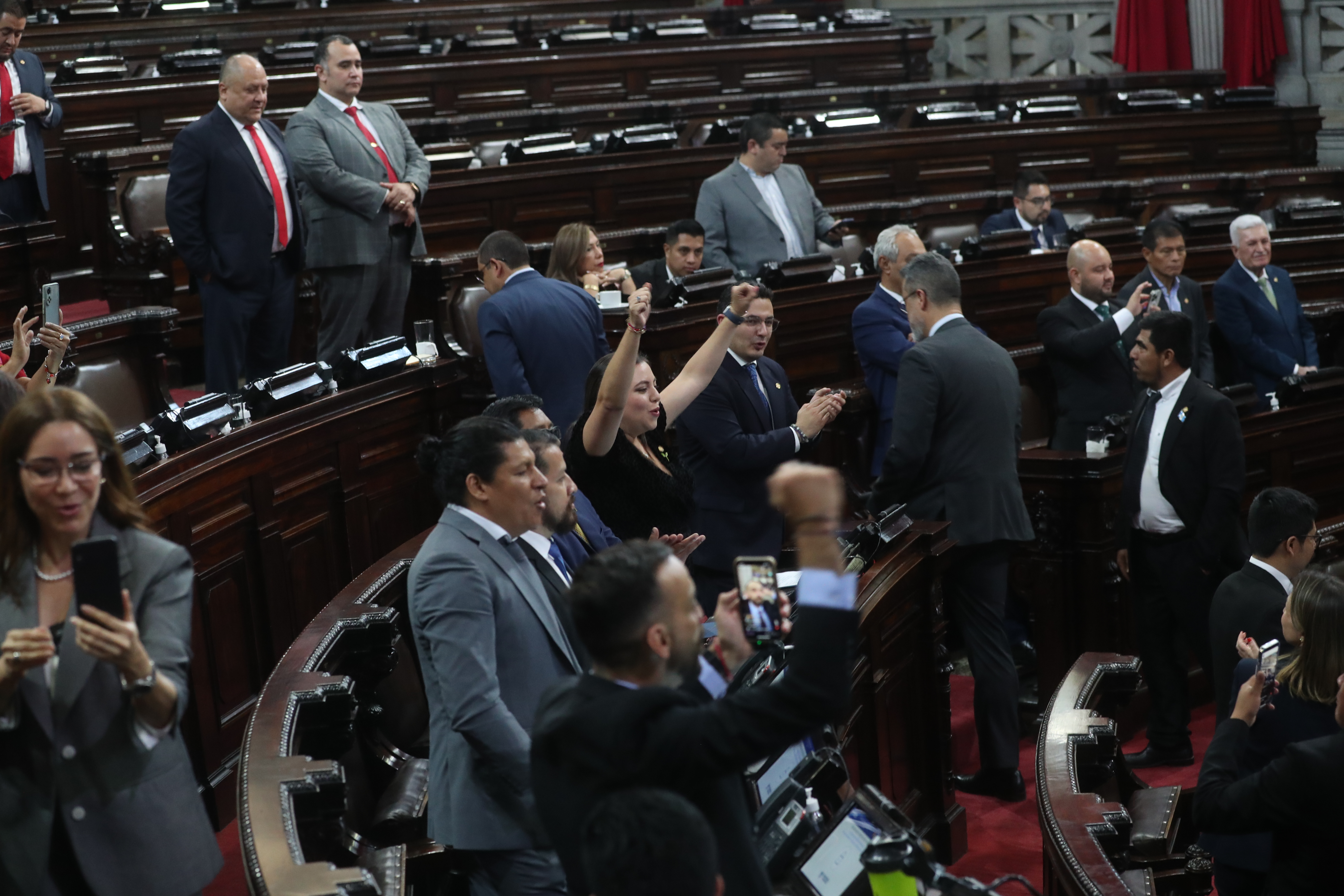 Bancada Semilla celebra en Sesin plenaria se llevo acabo la eleccin de la nueva junta directiva donde Nery Ramos, diputado por el partido Azul, es el nuevo presidente del Congreso y estar acompaado por representantes de los partidos Une, Viva, Cabal, Vos, Bien, Victoria y Winaq.

Foto Prensa libre.Erick Avila:  18/01/2024