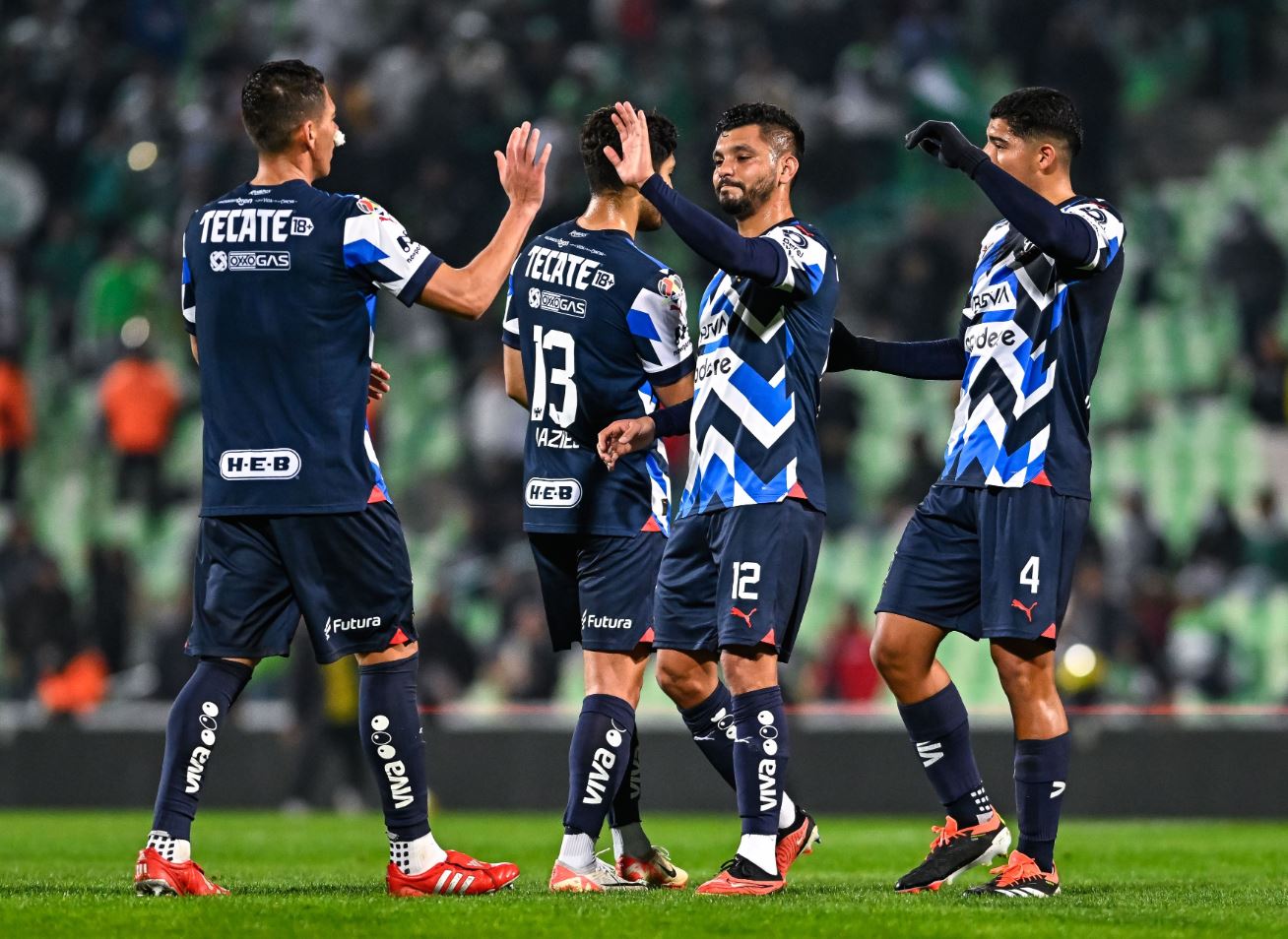 Rayados de Monterrey venció a Santos Laguna 2-0 en un juego de la segunda fecha del Clausura de la Liga MX y al finalizar el juego un seguidor de Santos atropelló a aficionados de Monterrey. (Foto Prensa Libre: Rayados)