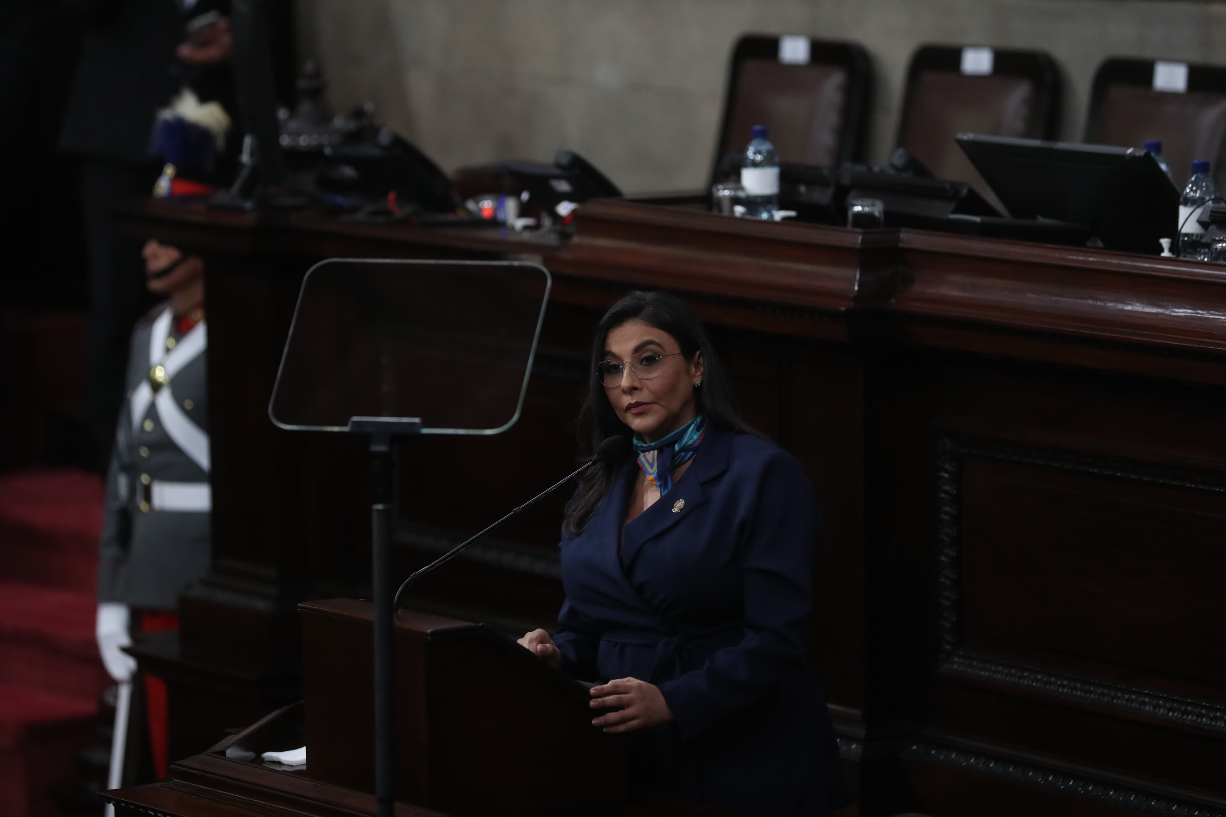 La presidente de la novena legislatura, Shirley Rivera, inició y terminó su mensaje de despedida agradeciendo a Dios y exhortando “a no perder la fe”. (Foto Prensa Libre: Érick Ávila)  