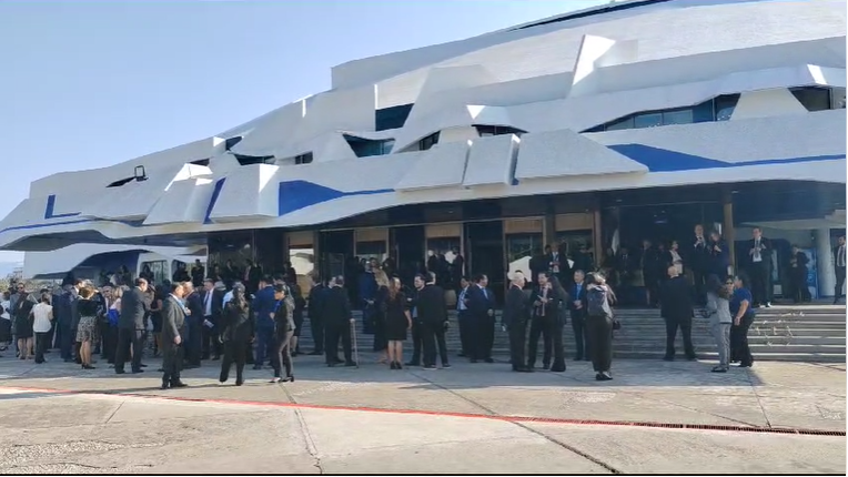 Los actos protocolarios de toma de posesión se han retrasado en el Centro Cultural Miguel Ángel Asturias.(Foto Prensa Libre: Elmer Vargas)