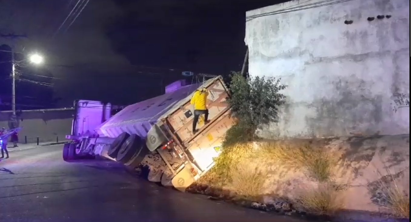 Un tráiler encunetado complica el paso de vehículos en la entrada a la ruta al Pacífico por el km 15, San José Villa Nueva. (Foto Prensa Libre: PMT Villa Nueva)