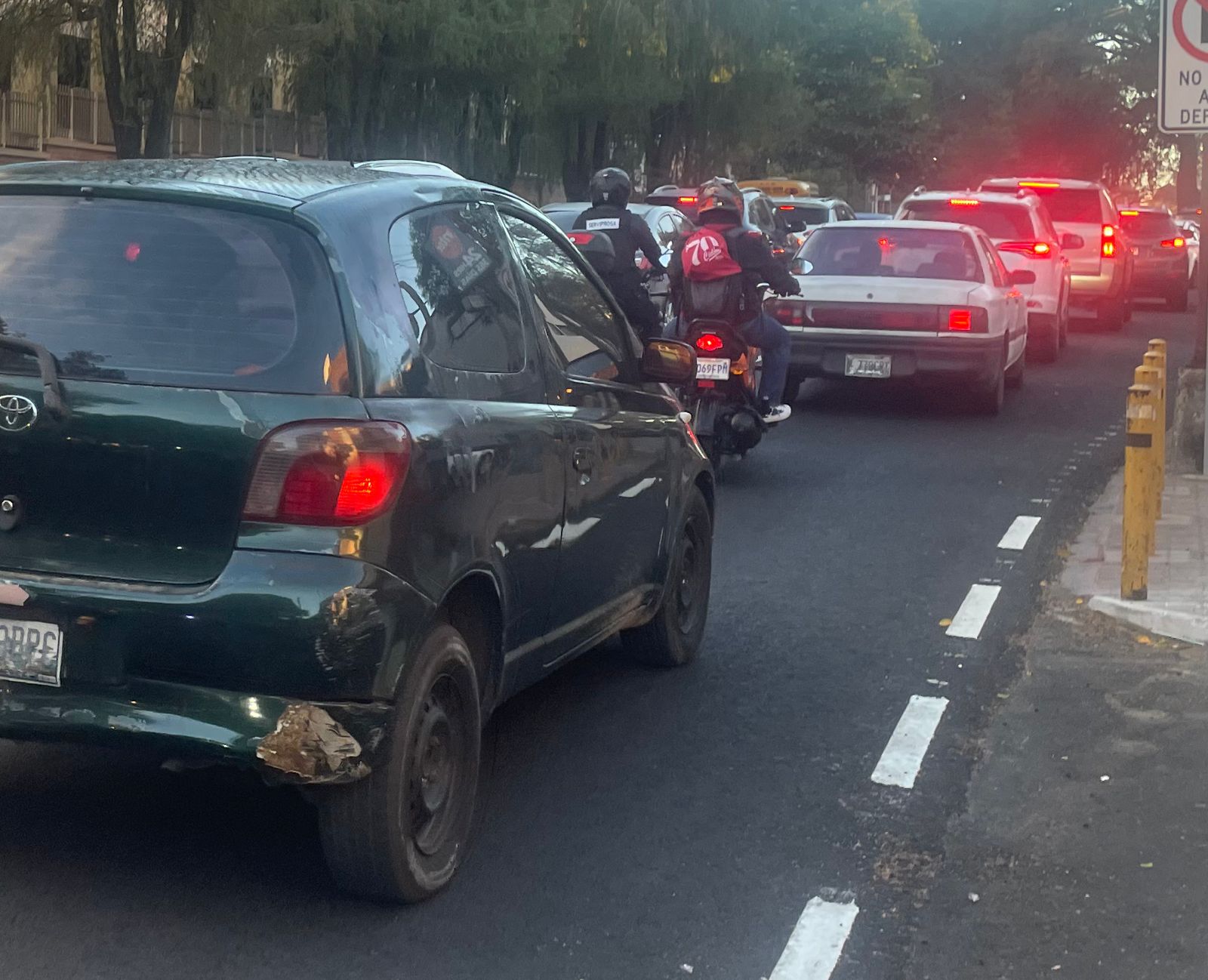 Se reportan largas filas de vehículos en varios puntos de la capital este 22 de enero. (Foto Prensa Libre: PMT de la capital)