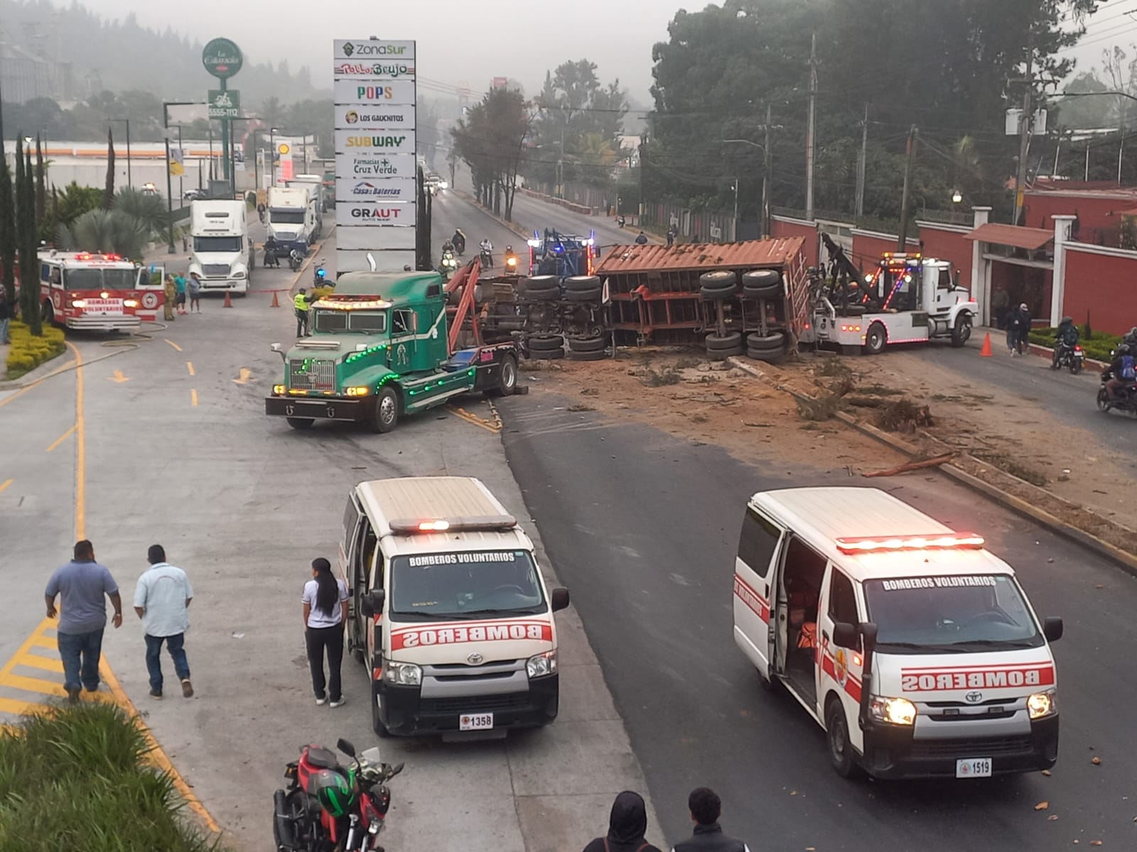 El tráiler se encuentra obstaculizando los dos sentidos de la carretera. Fotografía: Bomberos Voluntarios.