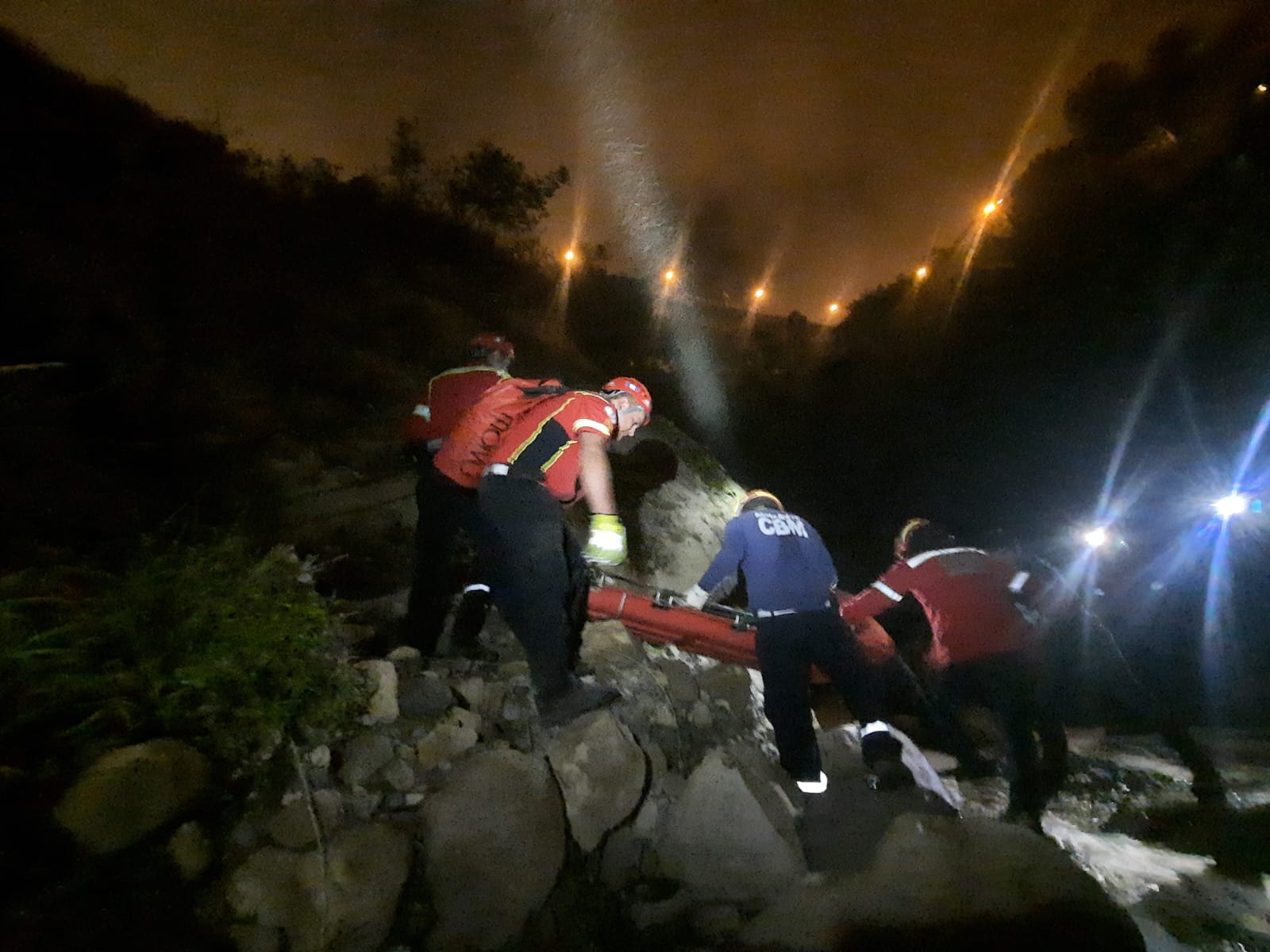 En la madrugada de este domingo, testigos alertaron a los socorristas sobre la emergencia. (Foto Prensa Libre: Bomberos Municipales)