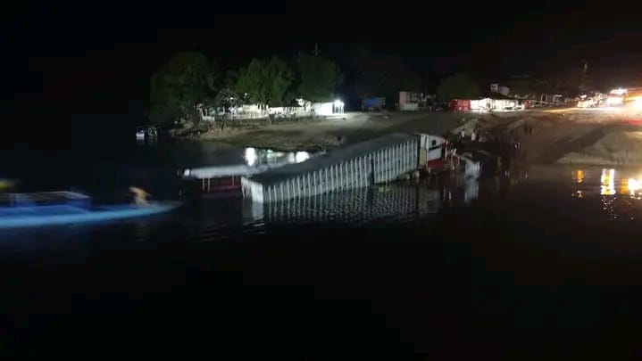 Momento exacto en que el ferri se estaba hundiendo en el río La Pasión. Fotografía: Cortesía.