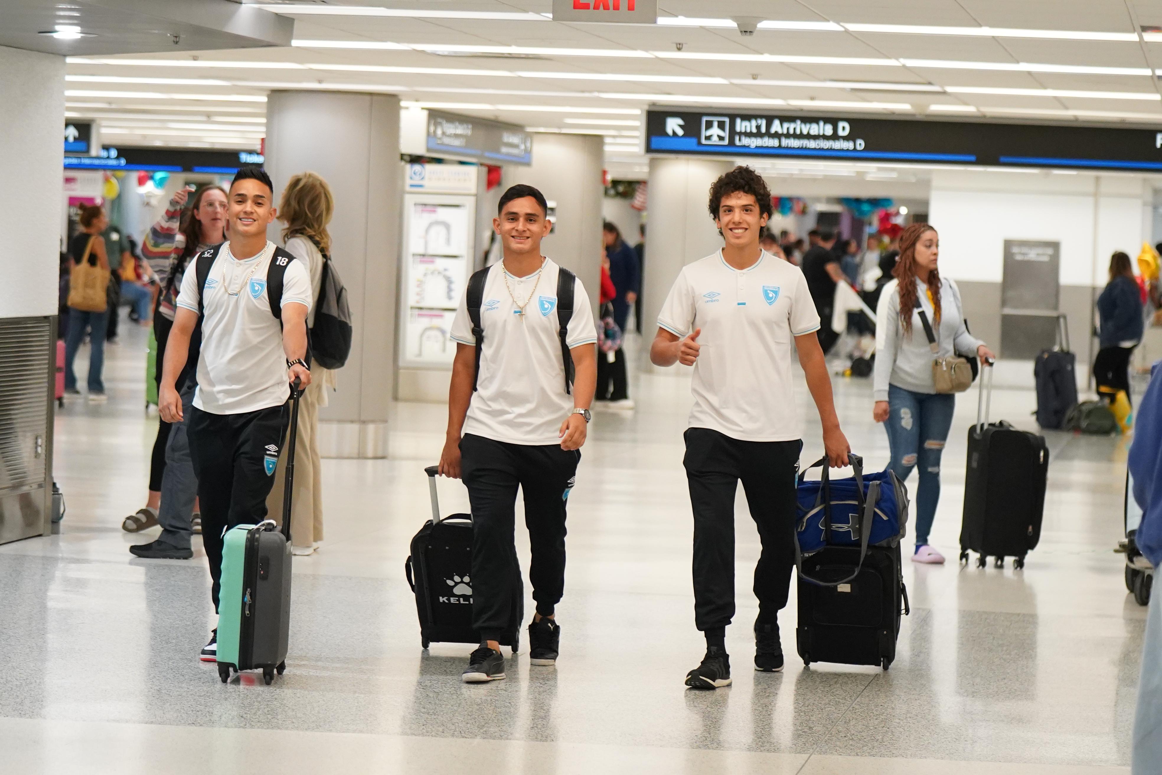 Óscar y Diego Santis junto a Diego Bolaños en la llegada de la Selección de Guatemala a Estados Unidos. (Foto Prensa Libre: Fedefut)