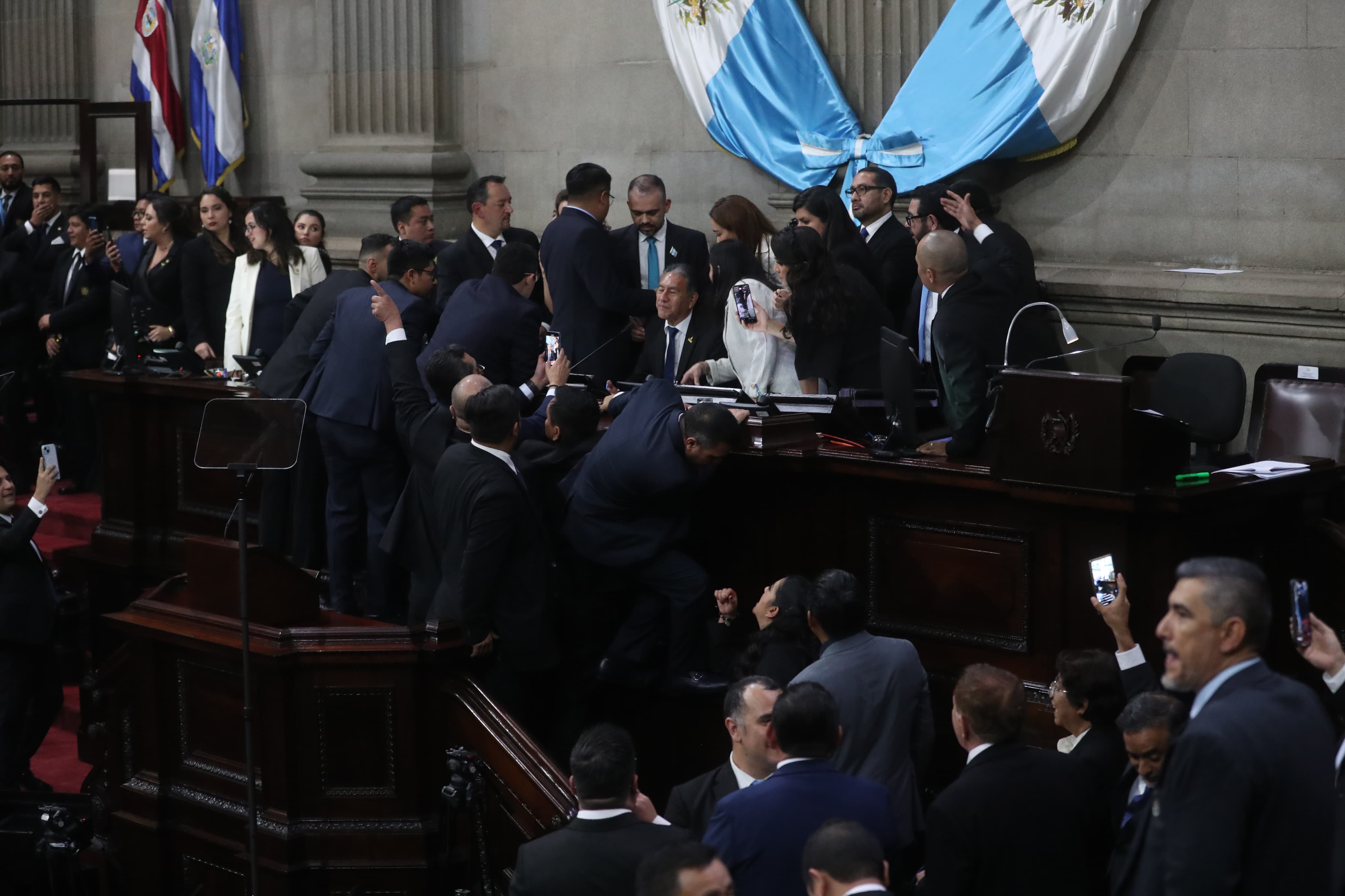 Diputados oficialistas y de otras bancadas exigen que se le dé la palabra para presentar una moción privilegiada y planilla para presidir el Congreso. (Foto Prensa Libre: Erick Ávila Solis).