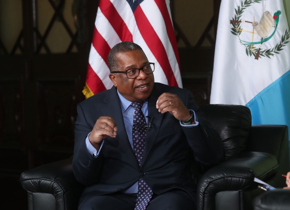 Brian Nichols,  subsecretario de Estado EE.UU. para Asuntos del Hemisferio Occidental, en entrevista con Prensa Libre y Guatevisión, en el Palacio Nacional de la Cultura de Guatemala, el 15 de enero de 2024. (Foto Prensa Libre: Érick Ávila)