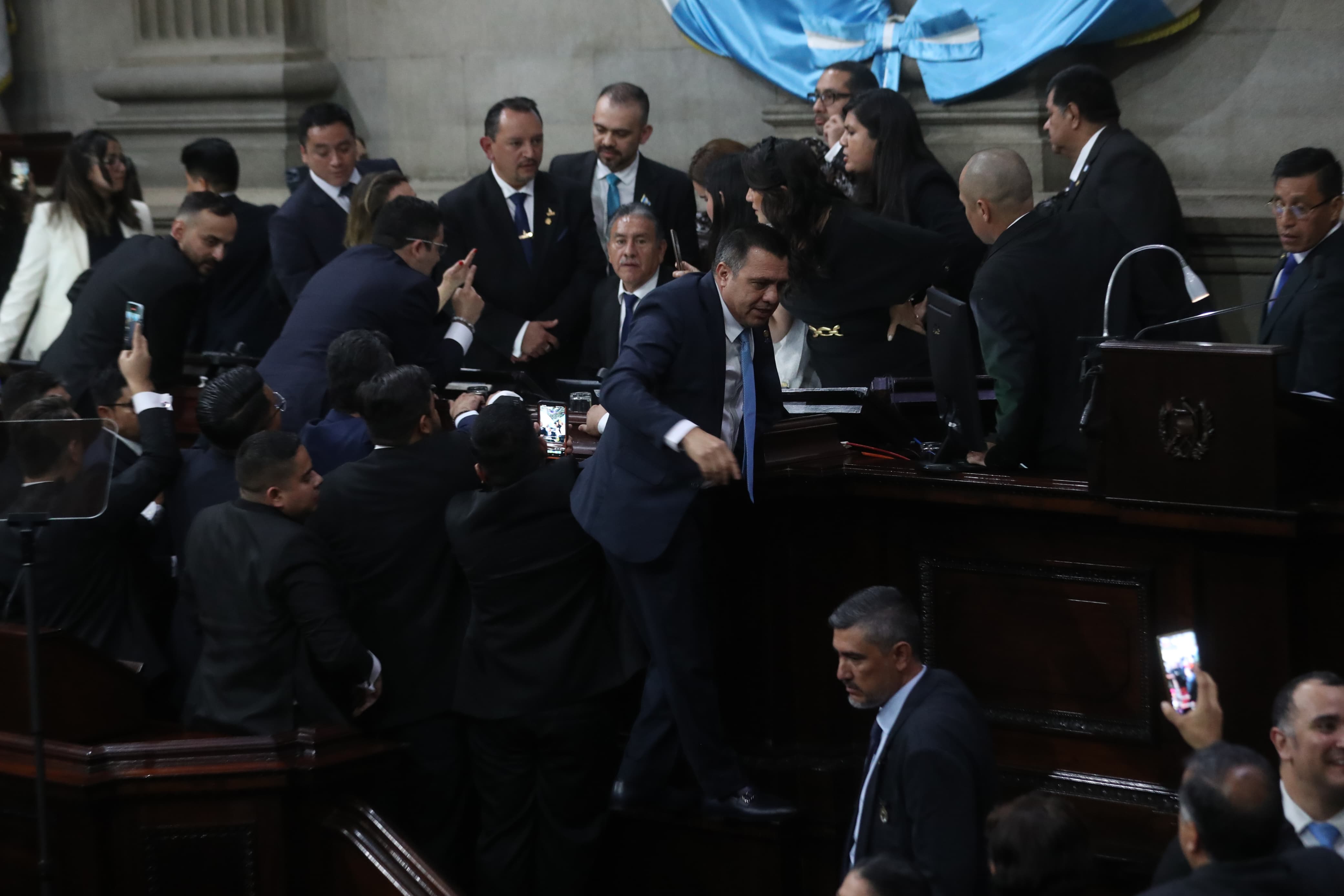 Al centro el diputado Joel Martínez, quien presidió la Comisión de Debates el 14 de enero, rodeado de diputados electos por Semilla y de oposición en medio de una discusión para saber quién podía hablar primero. Fotografía: Prensa Libre.