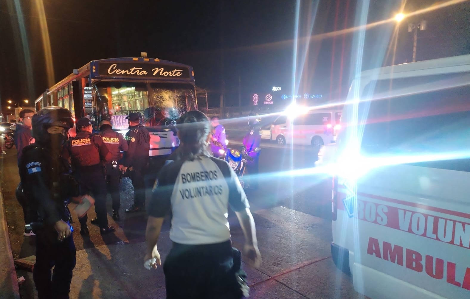 Bomberos Voluntarios asistieron a personas migrantes que utilizaron un Transurbano para desplazarse hacia la zona 1 de la Ciudad de Guatemala. Taxistas "piratas" lanzaron piedras y palos a la unidad. (Foto Prensa Libre: Bomberos Voluntarios).