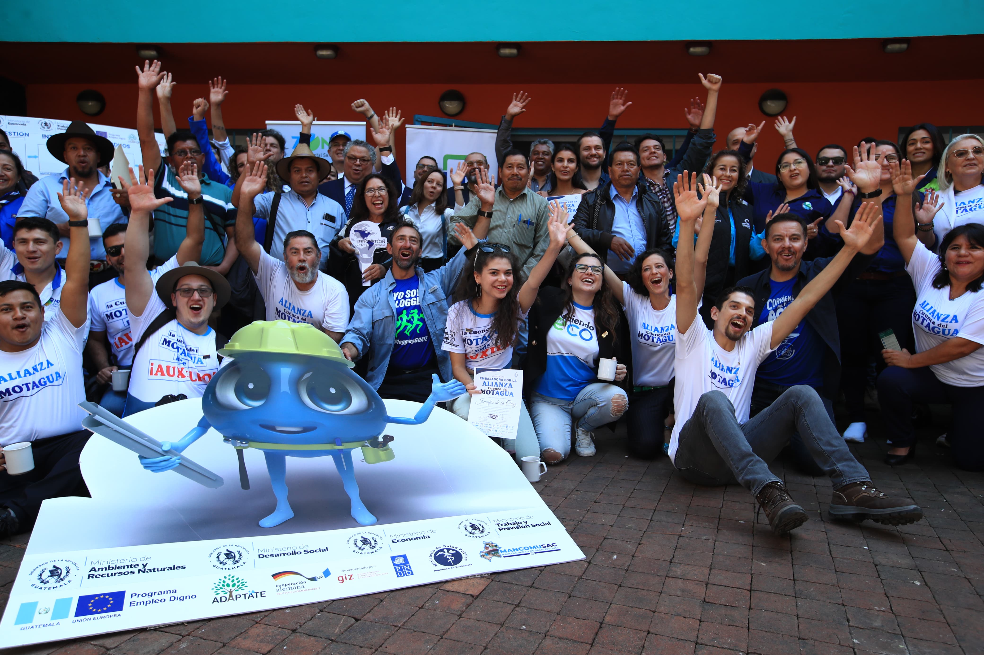 Representantes de diversas organizaciones e instituciones que se aliaron para el rescate de la cuenca del río Motagua. (Foto Prensa Libre: Carlos Hernández Ovalle).