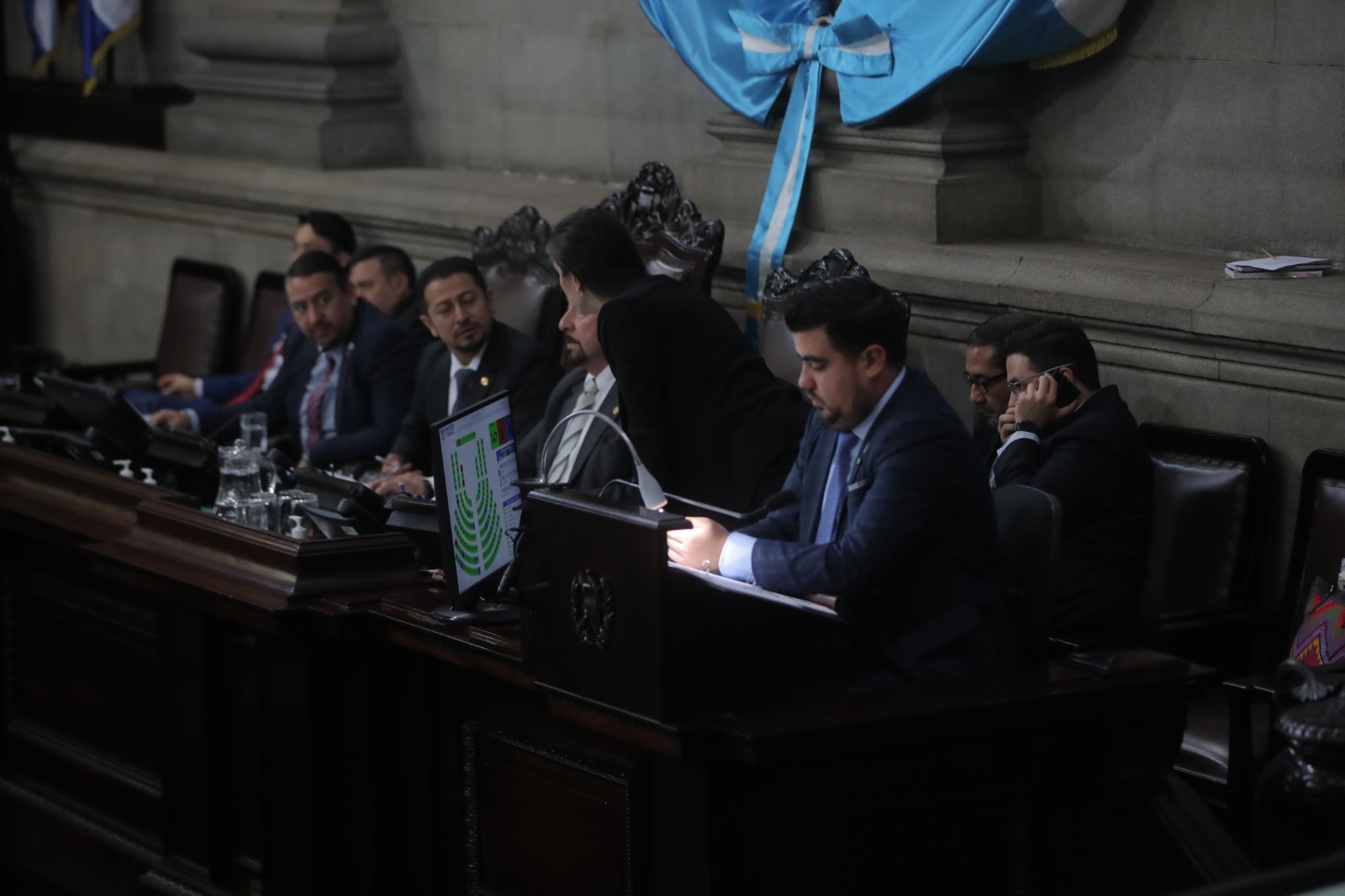 El diputado Samuel Pérez subió con la Junta Directiva e hizo llamadas telefónicas previo a que la sesión terminara por falta de quórum, Fotografía: Prensa Libre. (Byron Bayza). 