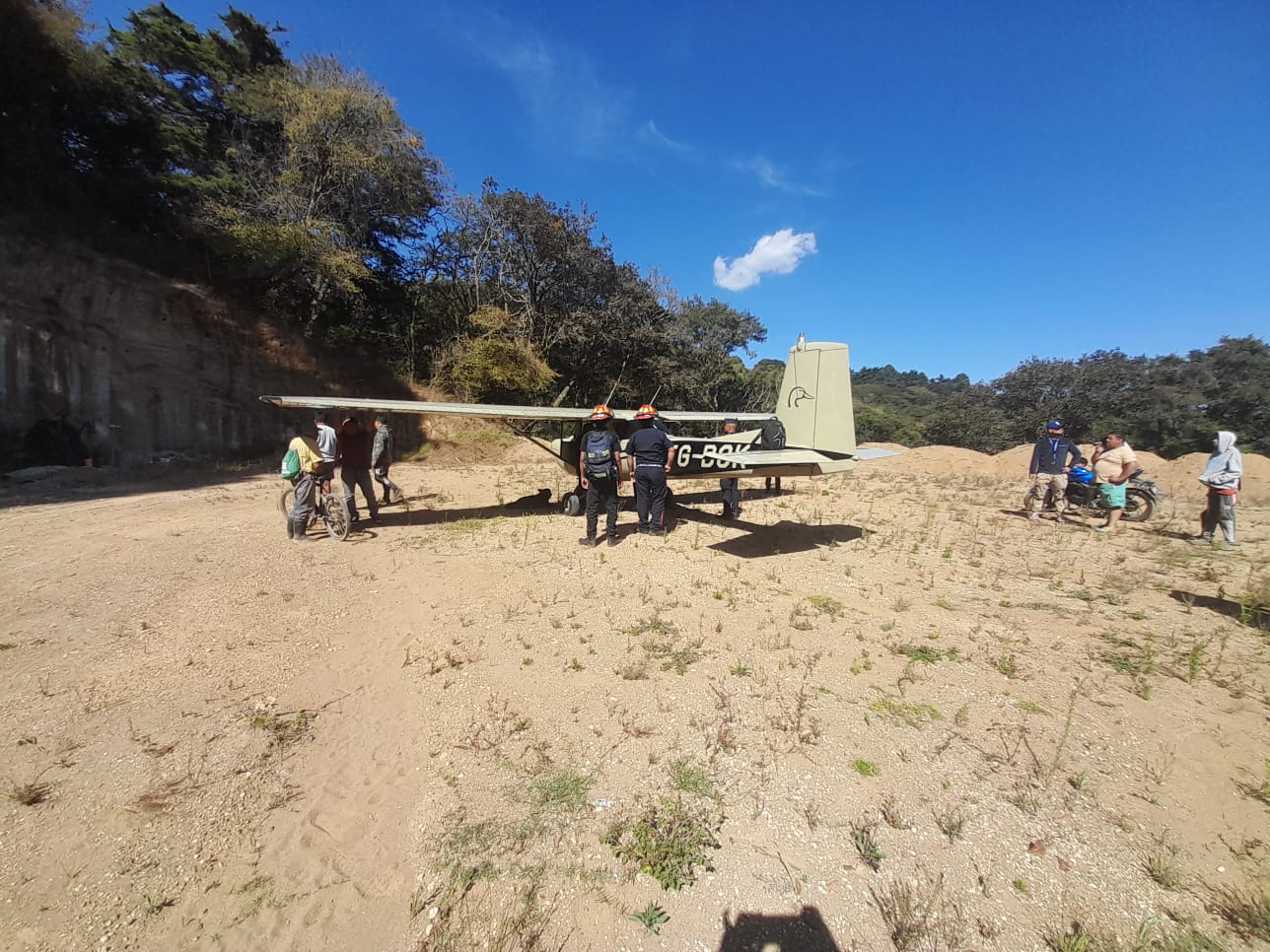 El piloto de una avioneta aterrizó de emergencia por fallas en el motor de la aeronave en una aldea de Santa Lucía Milpas Altas, Sacatepéquez este 27 de enero. (Foto Prensa Libre: CBMD Santa Lucía Milpas Altas).