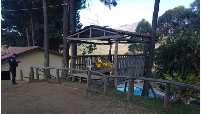 La víctima quedó en la silla dentro del parque turístico. (Foto: Bomberos Municipales Departamentales/Facebook)