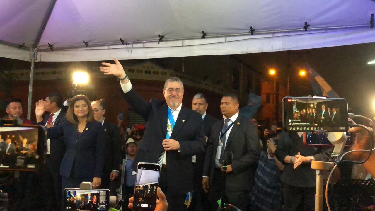 El presidente Bernardo Arévalo y la vicepresidenta Karin Herrera durante un saludo a los pueblos indígenas que protestaban frente al MP. (Foto Prensa Libre: Rubén Lacán)