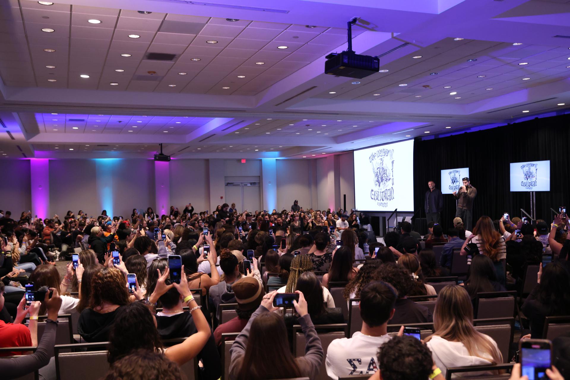 Bad Bunny hace una aparición sorpresa en una universidad de Miami