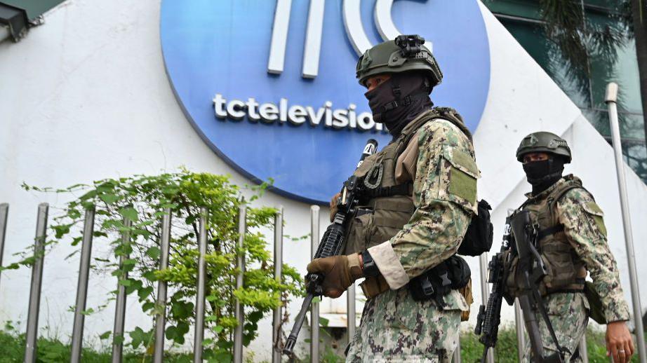 El 9 de enero, un grupo armado ingresó a las instalaciones de TC Televisión y mantuvo a los empleados del canal como rehenes.
Getty Images