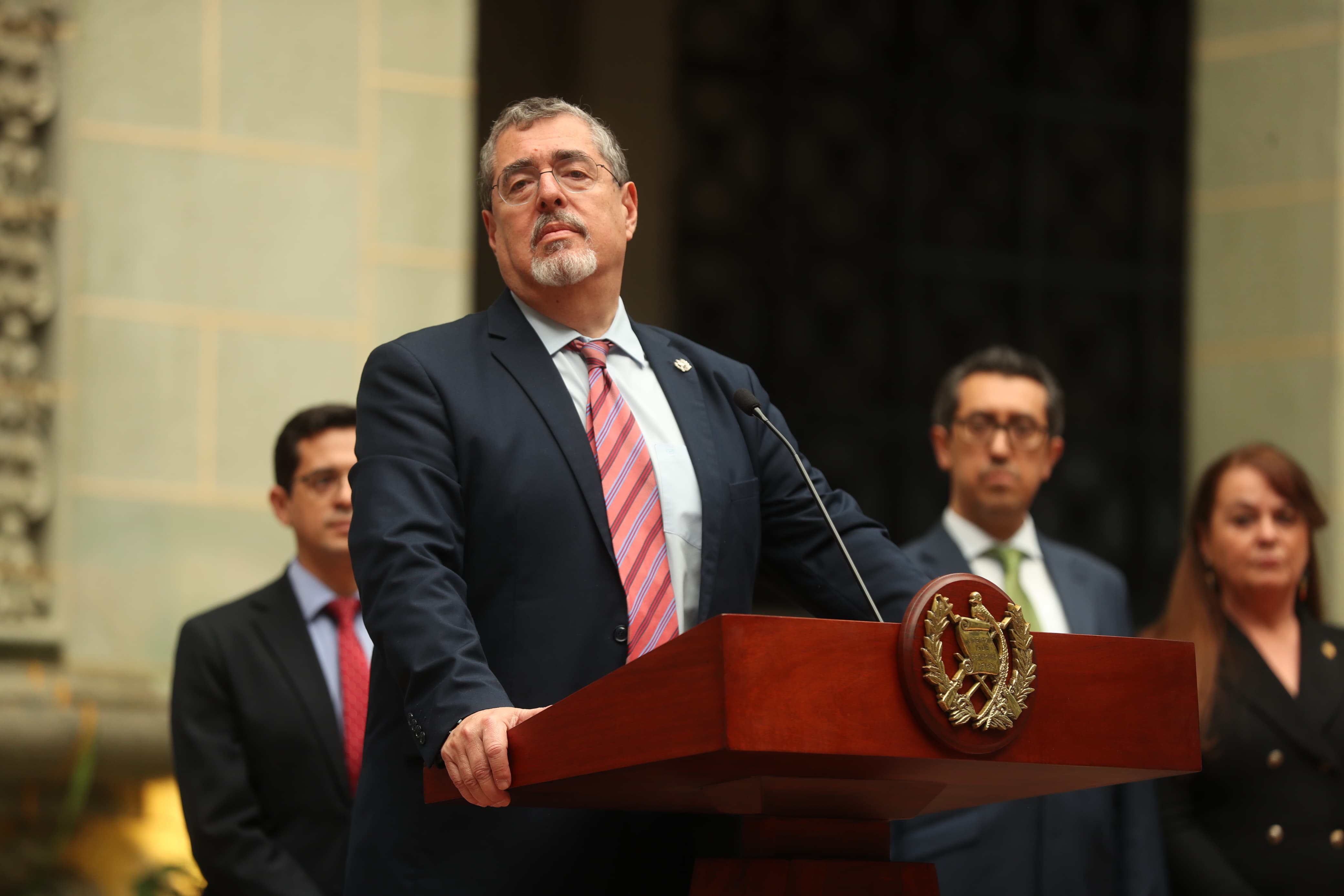 Bernardo Arévalo, presidente de Guatemala, en la conferencia en donde dice que analizan acciones legales contra la fiscal Consuelo Porras. (Foto Prensa Libre: Esbin García)