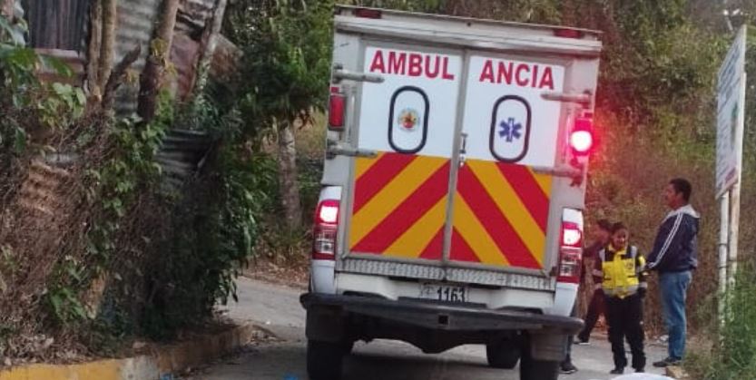 Un hombre de 35 años fue ultimado a balazos cuando caminaba junto a su hija de 10 años, quien resultó herida en caserío El Morro, Santa Cruz Naranjo, Santa Rosa. (Foto Prensa Libre: Bomberos Voluntarios)