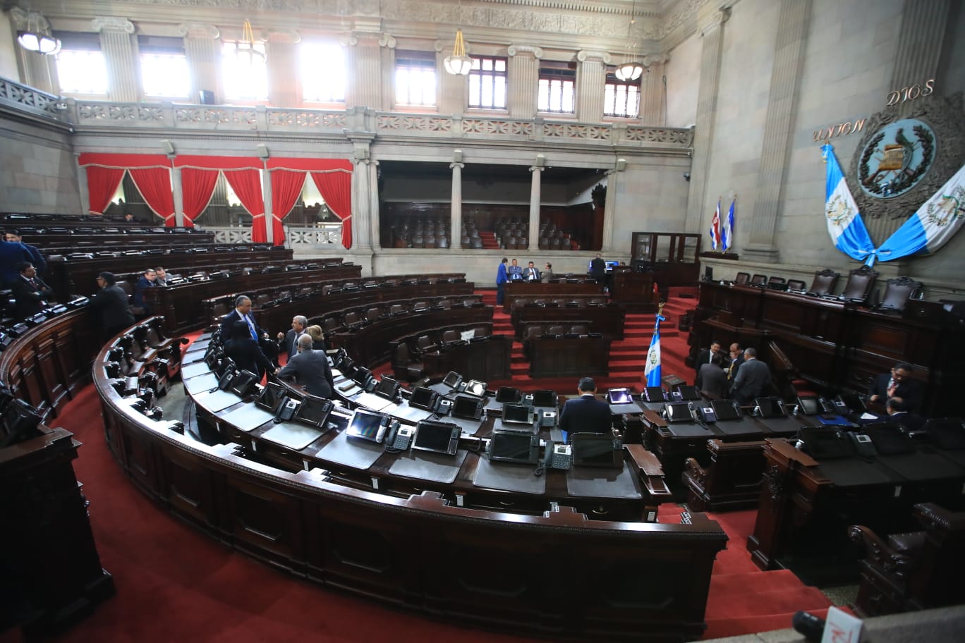 La bancada Semilla busca la presidencia del Congreso, por lo que sus diputados se reúnen con integrantes de otras agrupaciones políticas con representación legislativa. (Foto Prensa Libre: Carlos Hernández Ovalle)