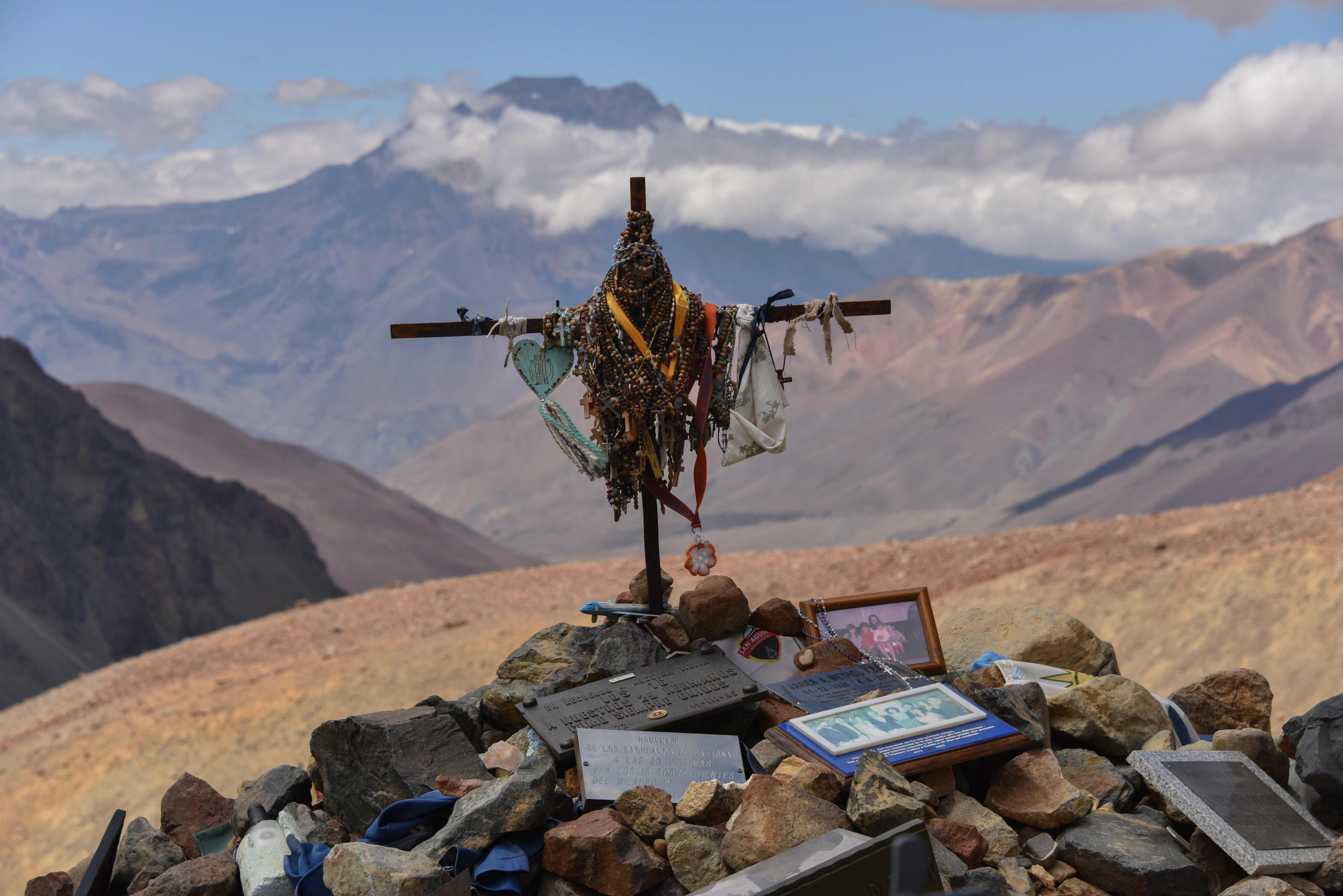  Imagen de la cruz sobre la tumba de las víctimas del desastre del vuelo de los Andes de 1972, en el Valle de las Lágrimas en la remota Cordillera de los Andes en la provincia argentina de Mendoza, en la frontera con Chile, tomada el 3 de febrero de 2023. (Foto Prensa Libre: AFP)