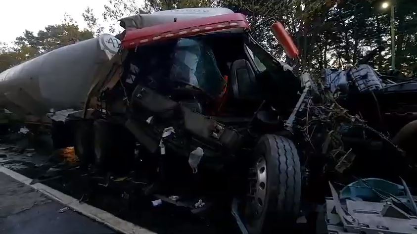 Choque entre camión cisterna y camión de volteo en km 28 de la  ruta Interamericana, en dirección a Occidente. (Foto Prensa Libre: Emy Sánchez)