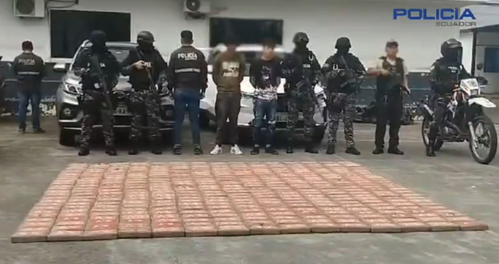 Autoriades de Ecuador informan sobre la incautación de un cargamento con aparente cocaína. (Foto Prensa Libre: Policía de Ecuador / X)