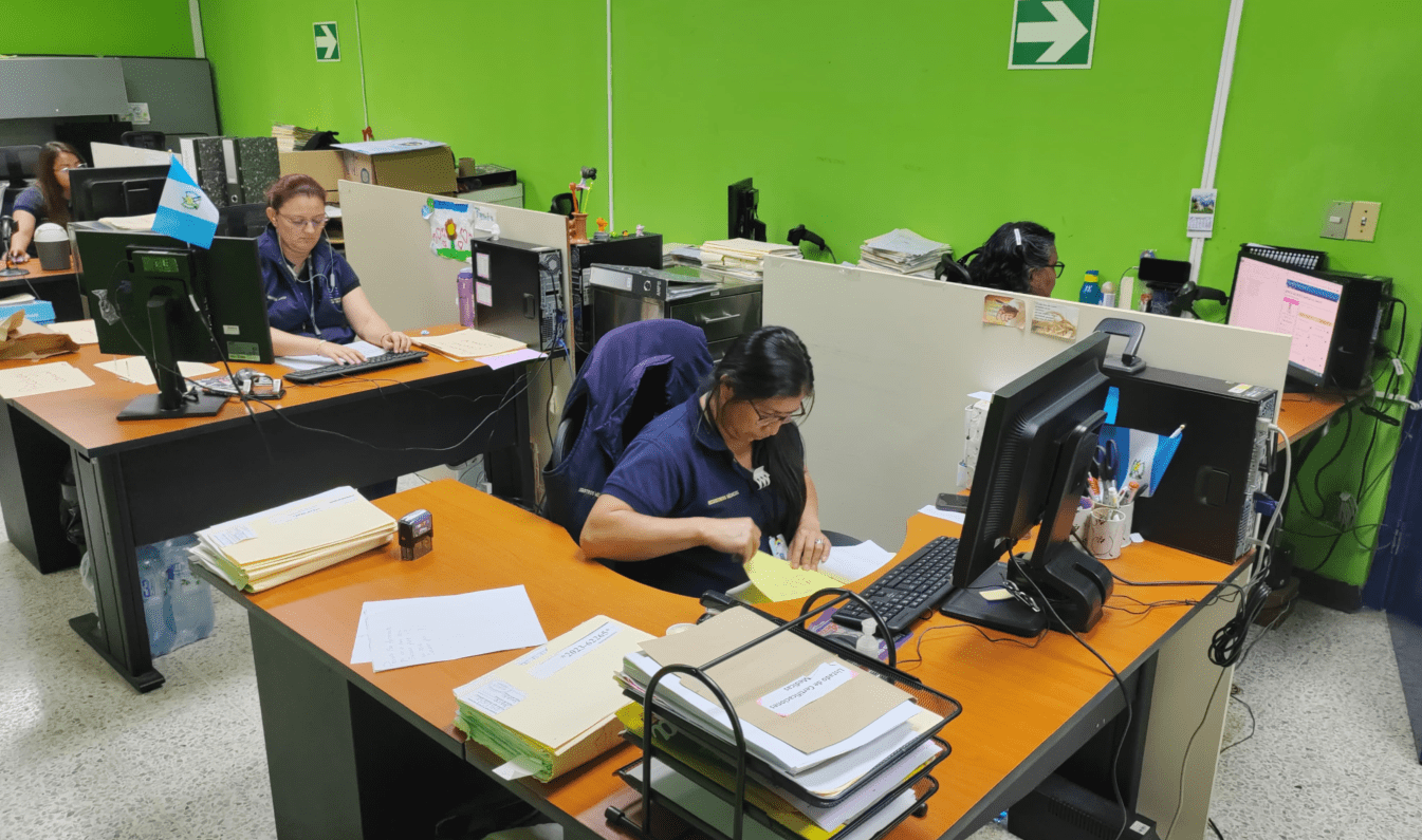 El Hospital General San Juan de Dios alquila cientos de computadoras para ingresar estadísticas. (Foto Prensa Libre: Óscar Vásquez)