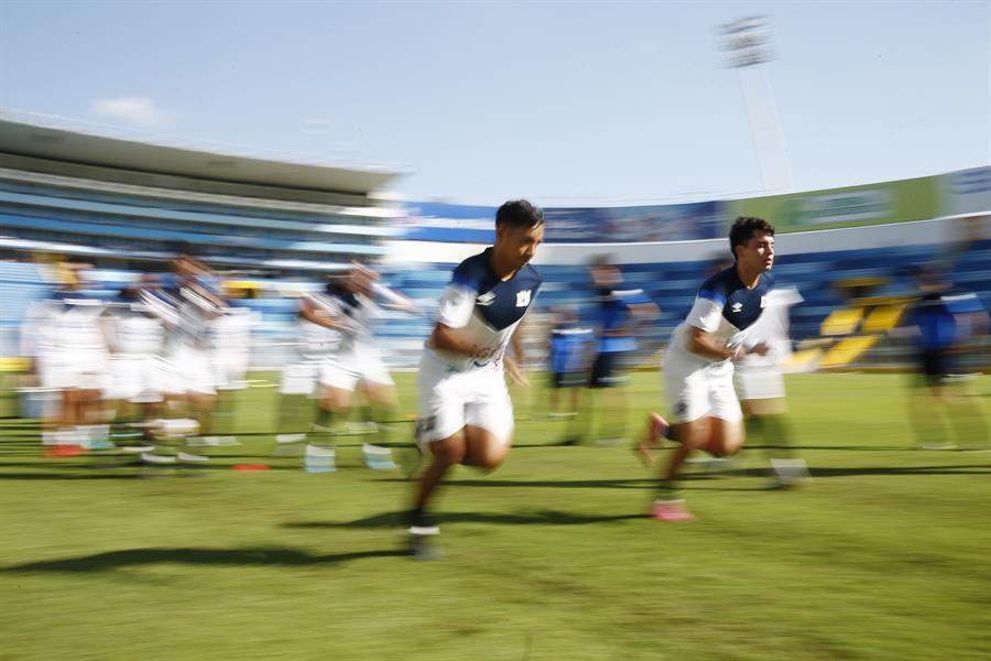 Selección de El Salvador entrena para recibir a Lionel Messi.