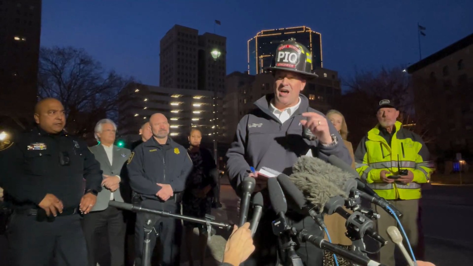 Autoridades del Departamento de Bomberos de Fort Worth, en conferencia de prensa , tras la explosión de gas en el hotel Sandman Signature. 
(Foto Prensa Libre: Departamento Policía Fort Worth)