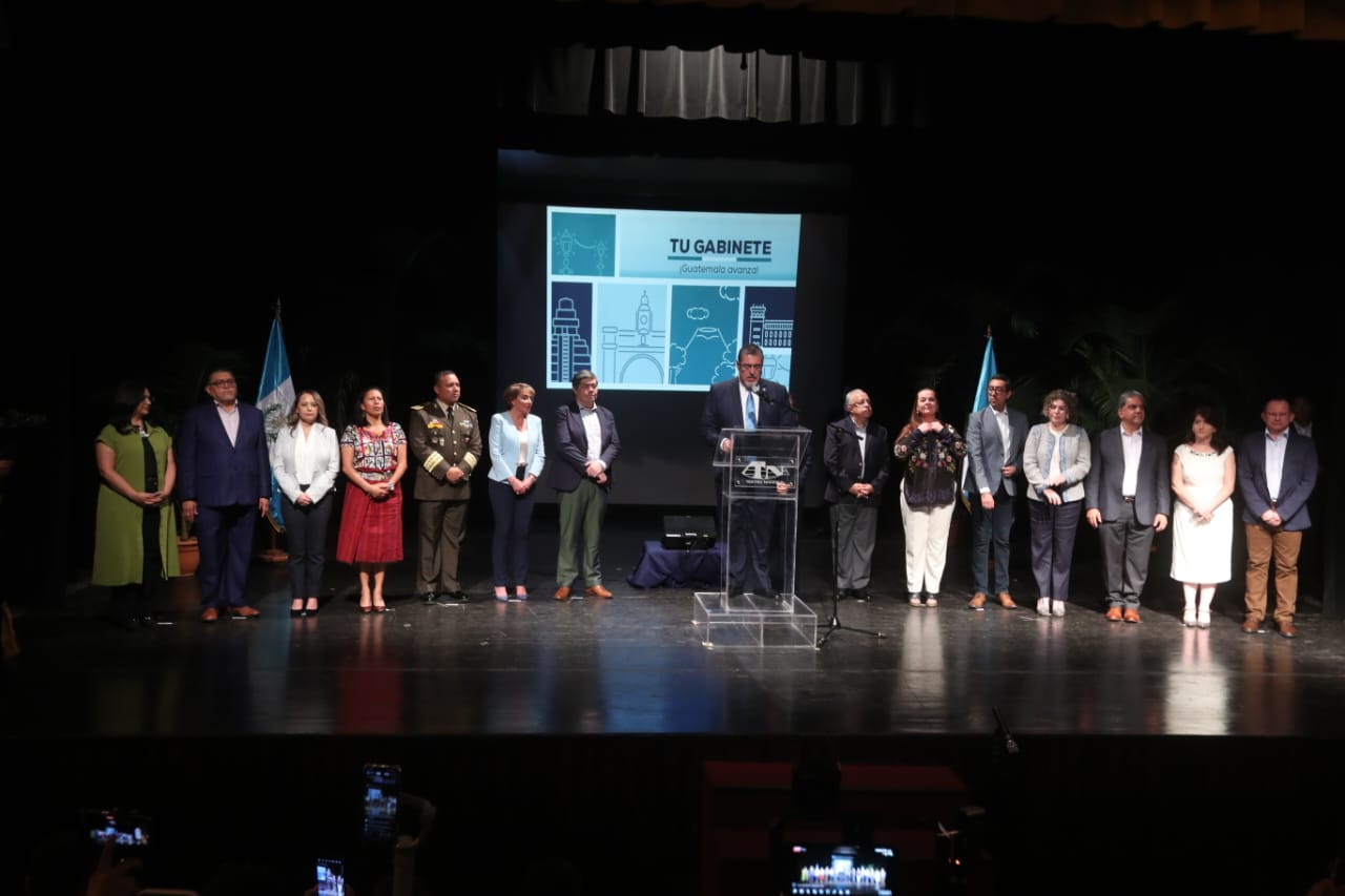 Bernardo Arévalo, junto a los ministros que lo acompañarán en el gobierno a partir del 14 de enero de 2024. (Foto Prensa Libre: Érick Ávila)