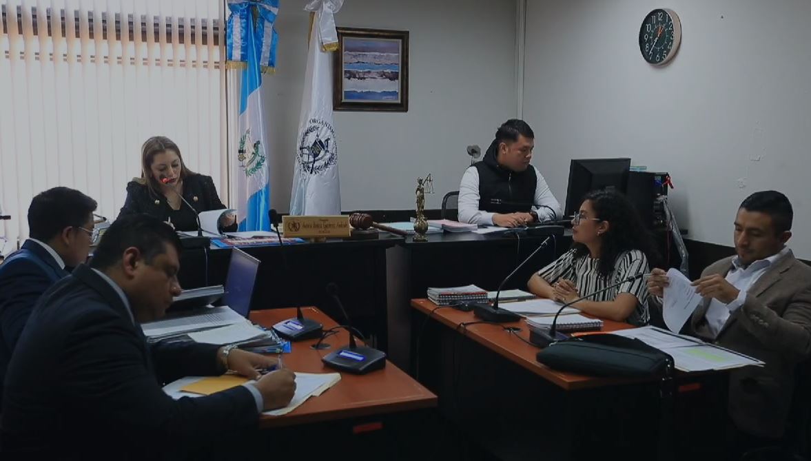 Audiencia en el Juzgado Quinto Penal en donde se cerró la persecusión penal contra ocho periodistas y columnistas de elPeriódico. (Foto Prensa Libre: Carlos Hernández) 