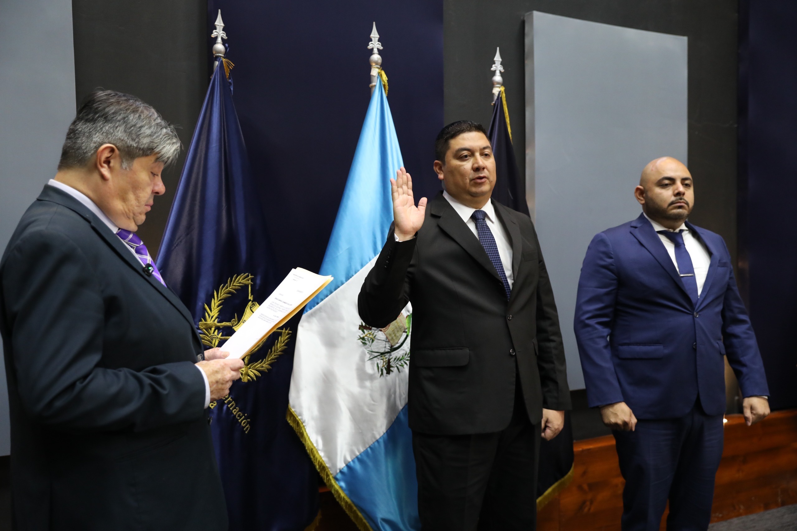 El ministro de Gobernación, Francisco Jiménez juramenta al titular y subtitular de la Dirección General del Sistema Penitenciario, Sergio Samuel Humberto Vela López y Cristian Misael López Morales, respectivamente. (Foto Prensa Libre: Mingob).