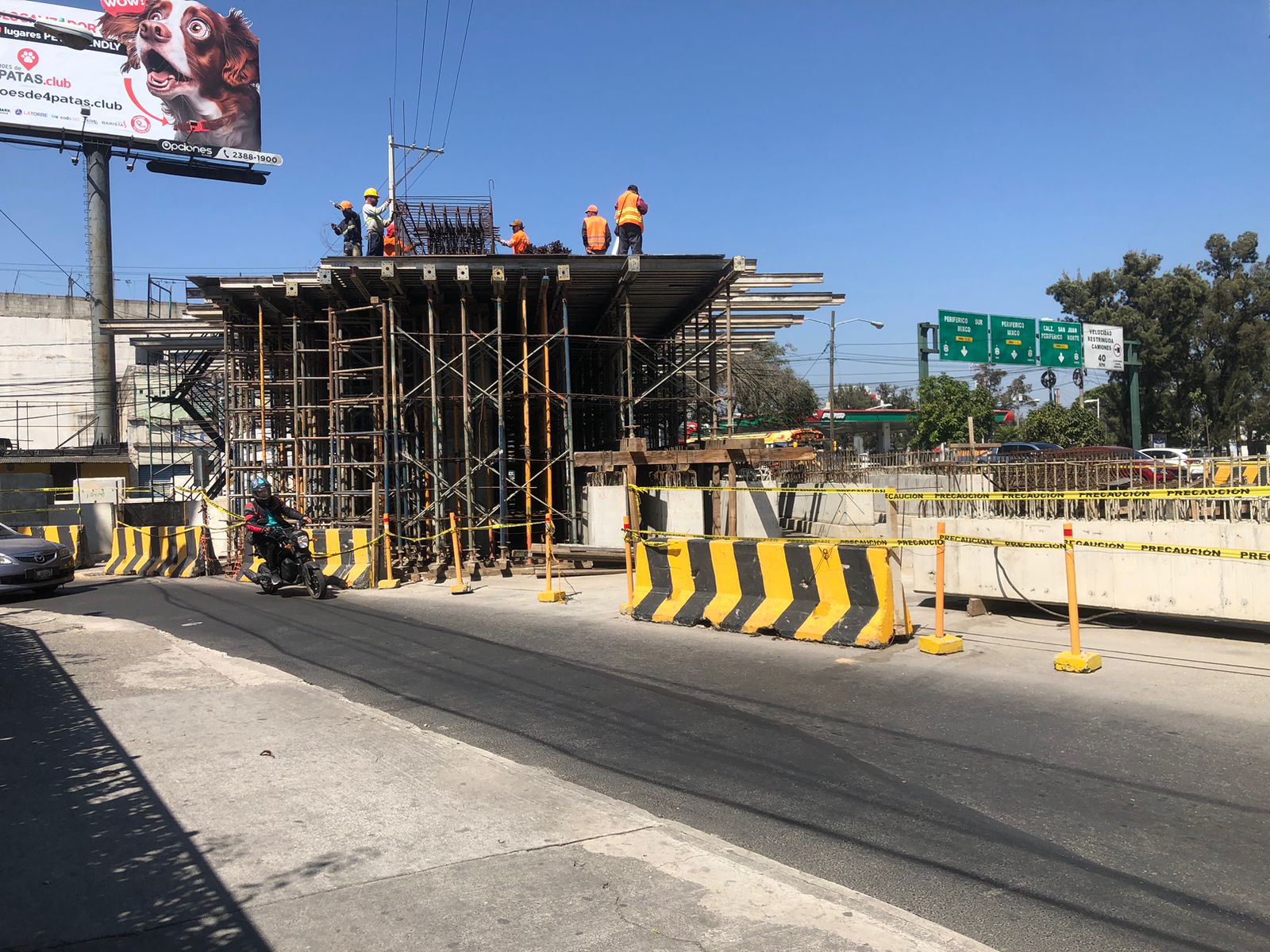 Se retoman trabajos en el viaducto de la calzada Roosevelt tras 6 meses de estar suspendidos. (Foto Prensa Libre: Michelle Velásquez)