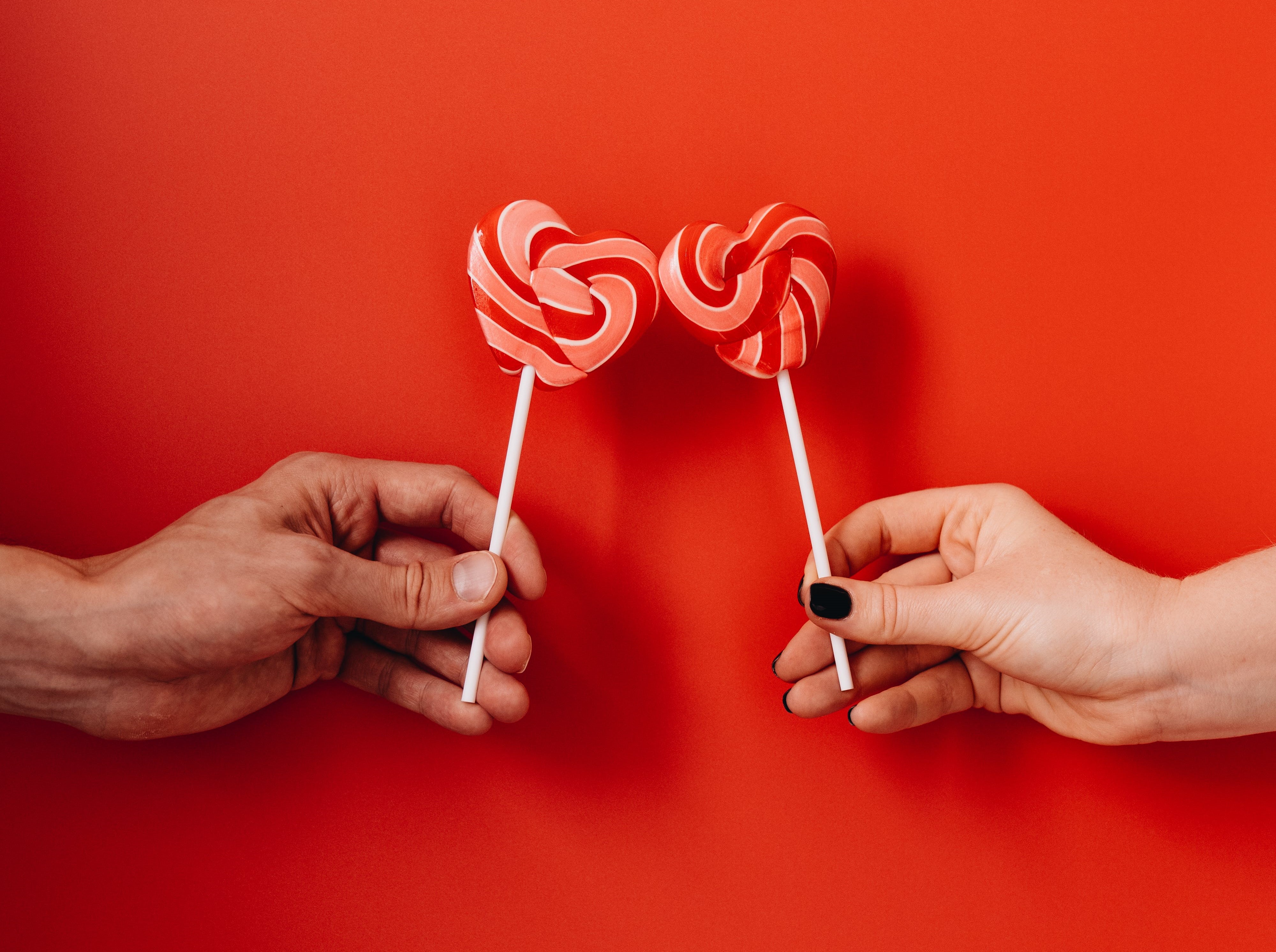 Al inicio las relaciones suelen caracterizarse por ser color de rosa, sin embargo, con el paso del tiempo las cosas pueden ir cambiando y es necesario saber como gestionarlo. (Foto Prensa Libre: Pexels / Alleksana)