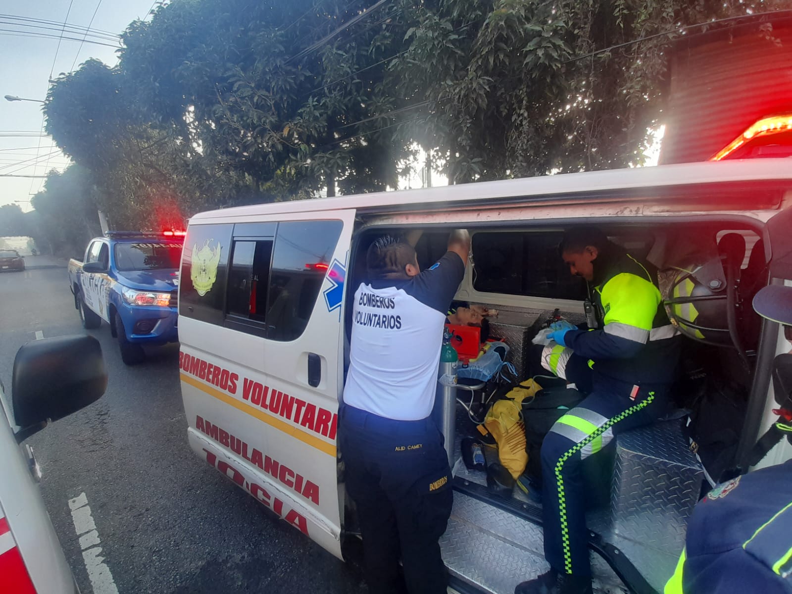 Agente de la PMT de Guatemala resulta herido de bala luego de evitar robo a ocupantes de un vehículo en la zona 12 de la capital. (Foto Prensa Libre: Bomberos Voluntarios)