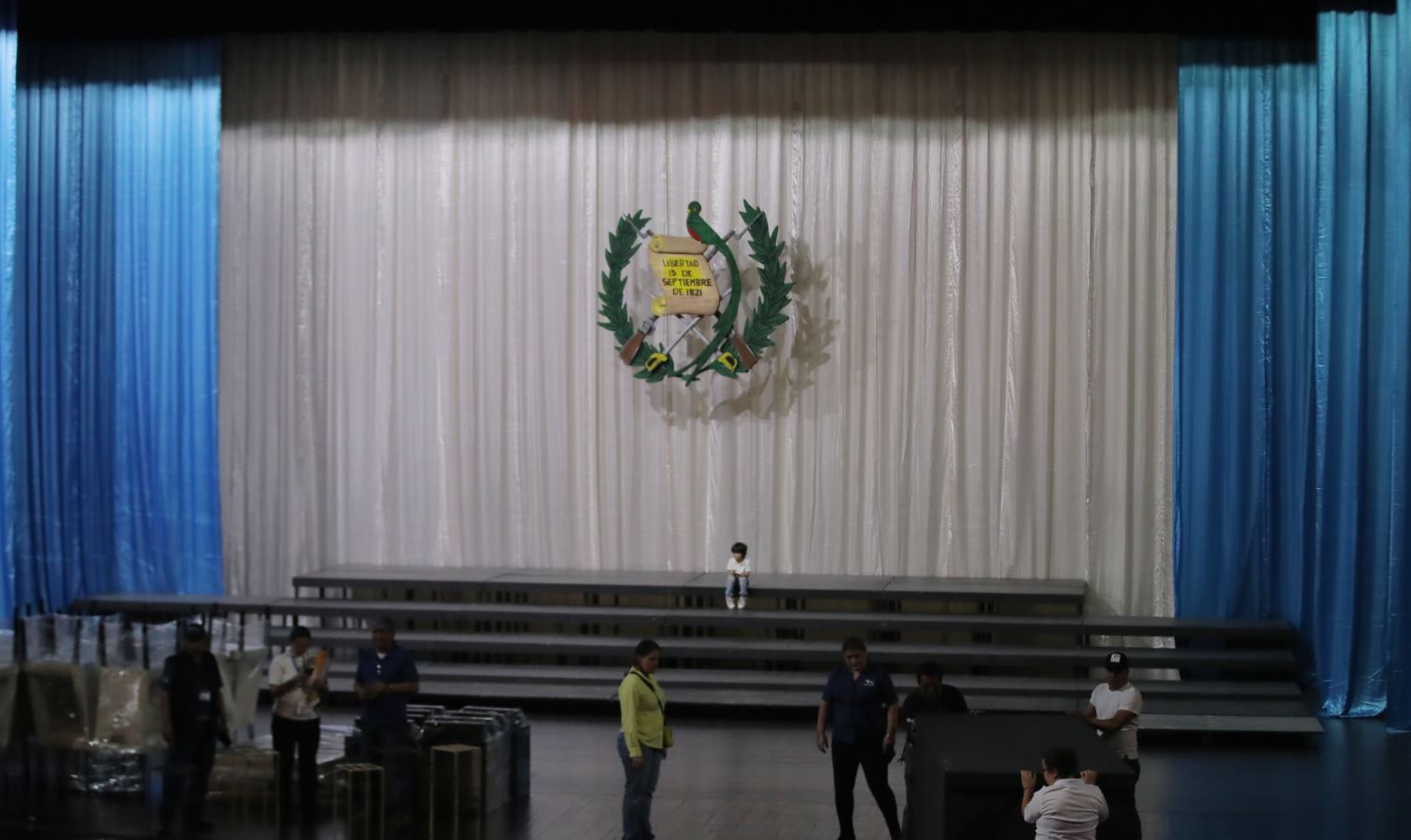 En el Teatro Nacional se afinan los detalles para la ceremonia de toma de posesión de Bernardo Arévalo, este domingo 14 de enero. (Foto Prensa Libre: Byron Baiza)