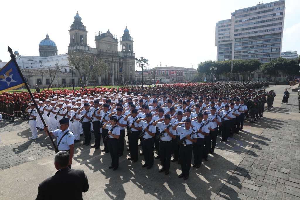 toma de posesion saludo ejercito bernardo arevalo presidente guatemala 2024 (4)